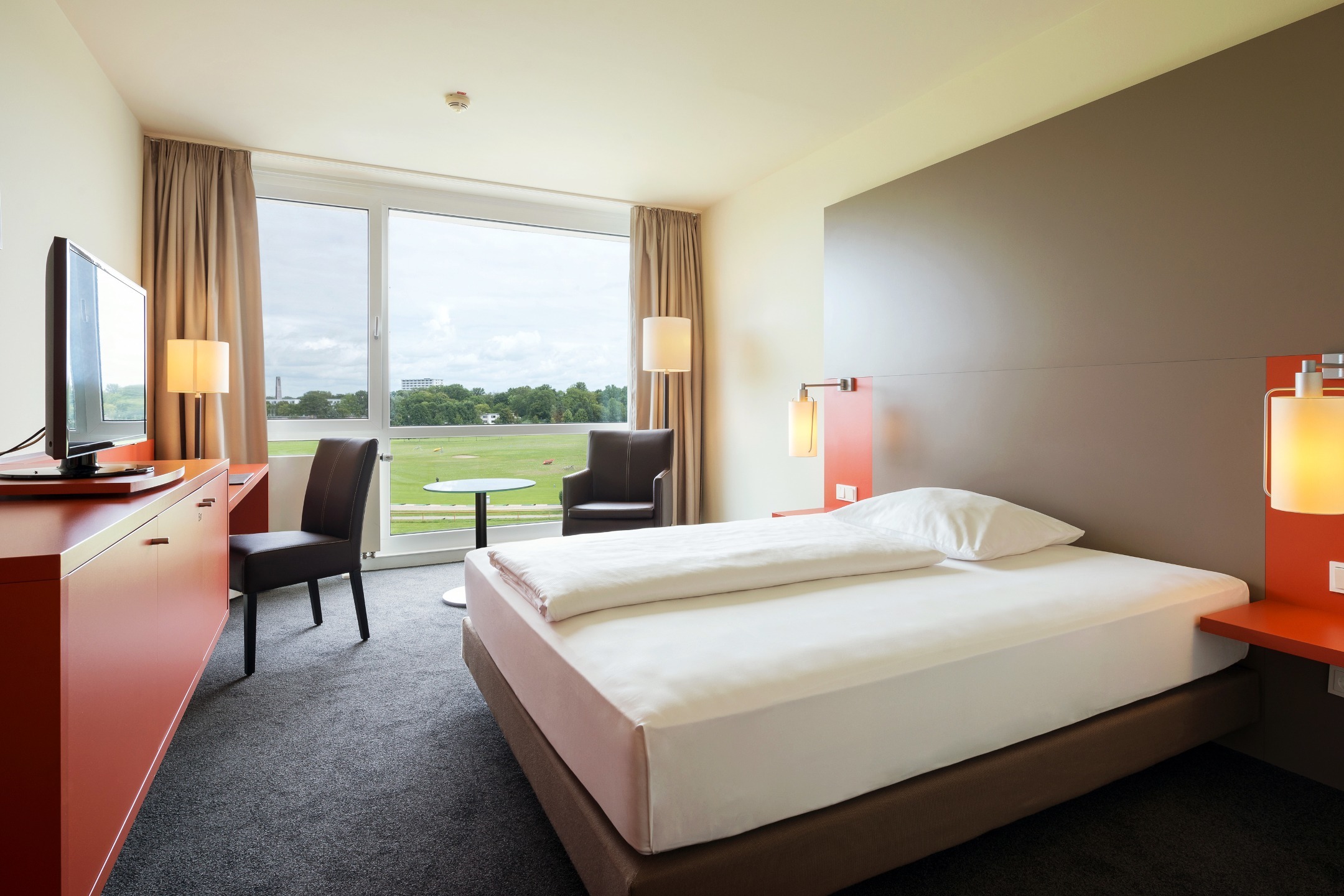 Single room with a view over the race course in the ATLANTIC Hotel Galopprennbahn Bremen 