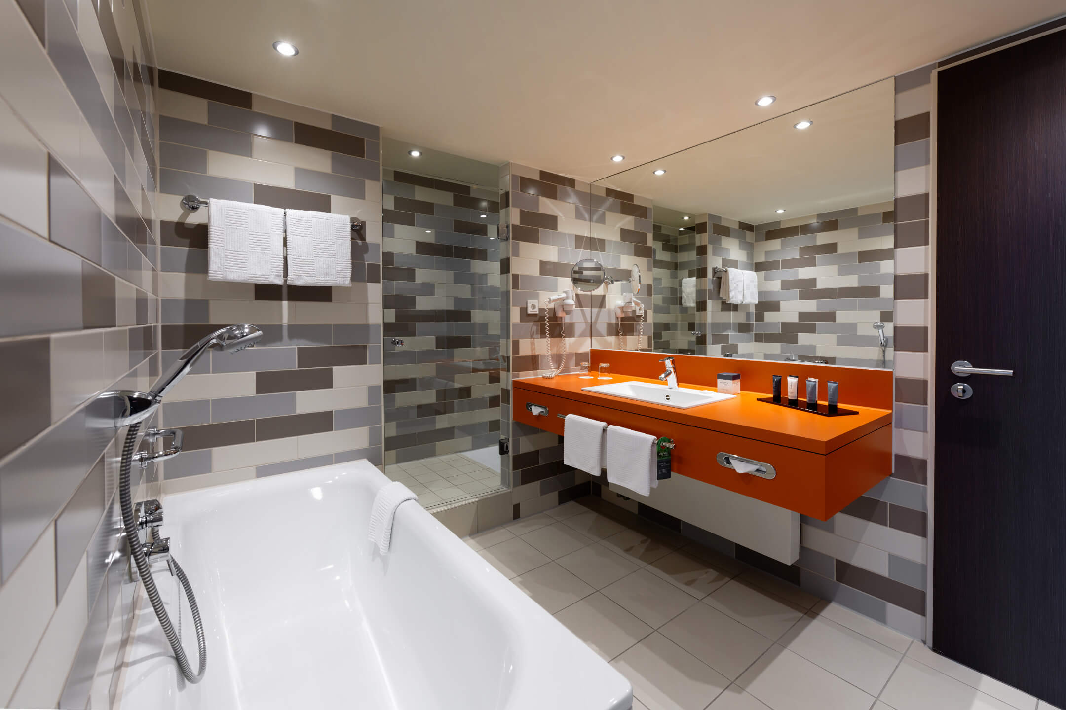 Suite bathroom