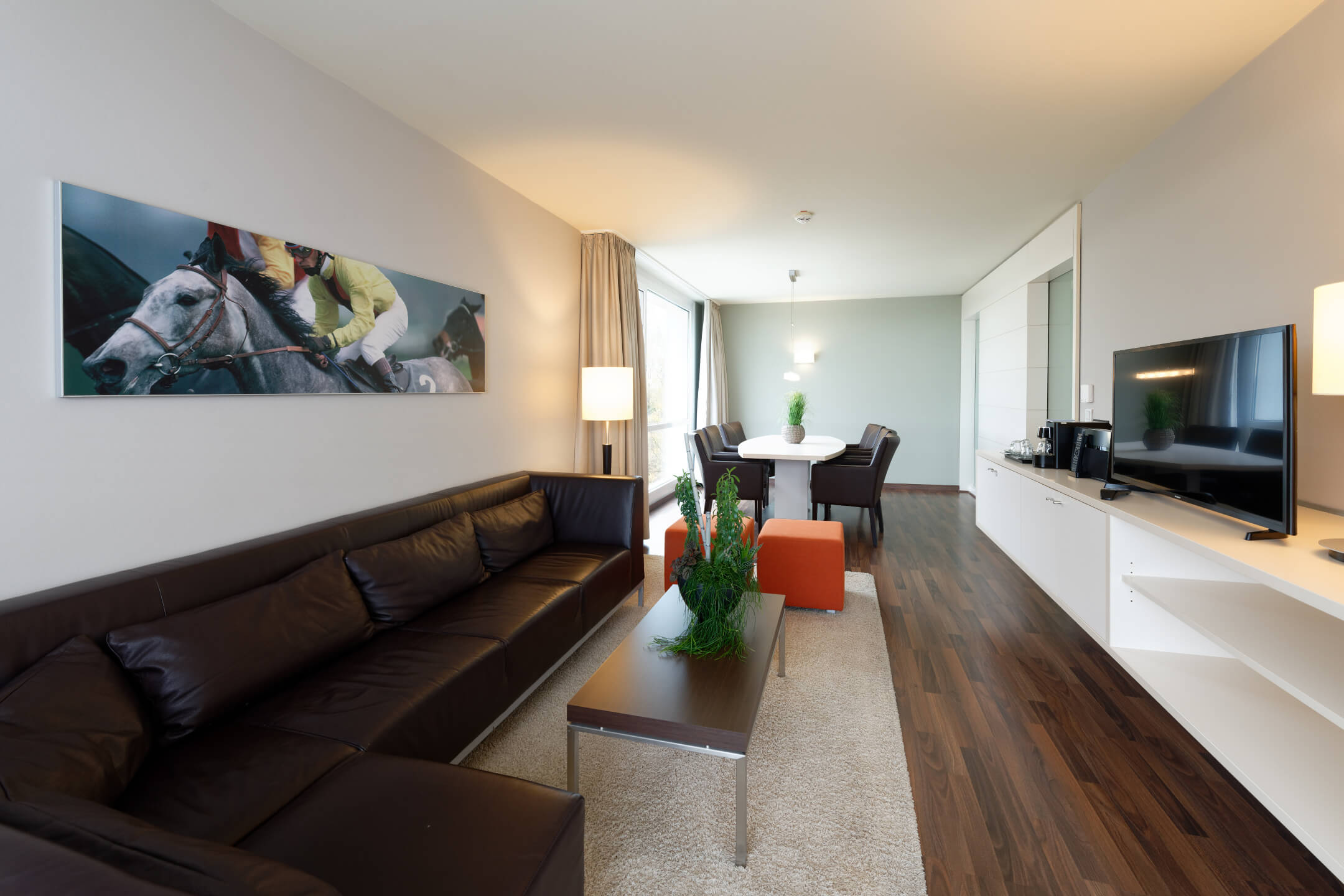 Living area suite | ATLANTIC Hotel Galopprennbahn