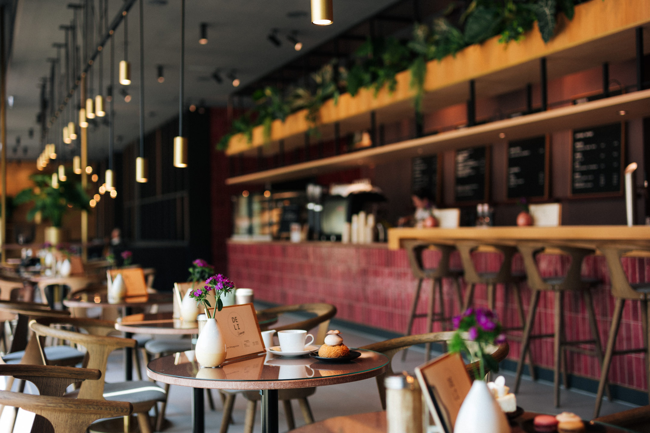 Stimmige Innenansicht der Deli Lounge mit Bistro Tischen