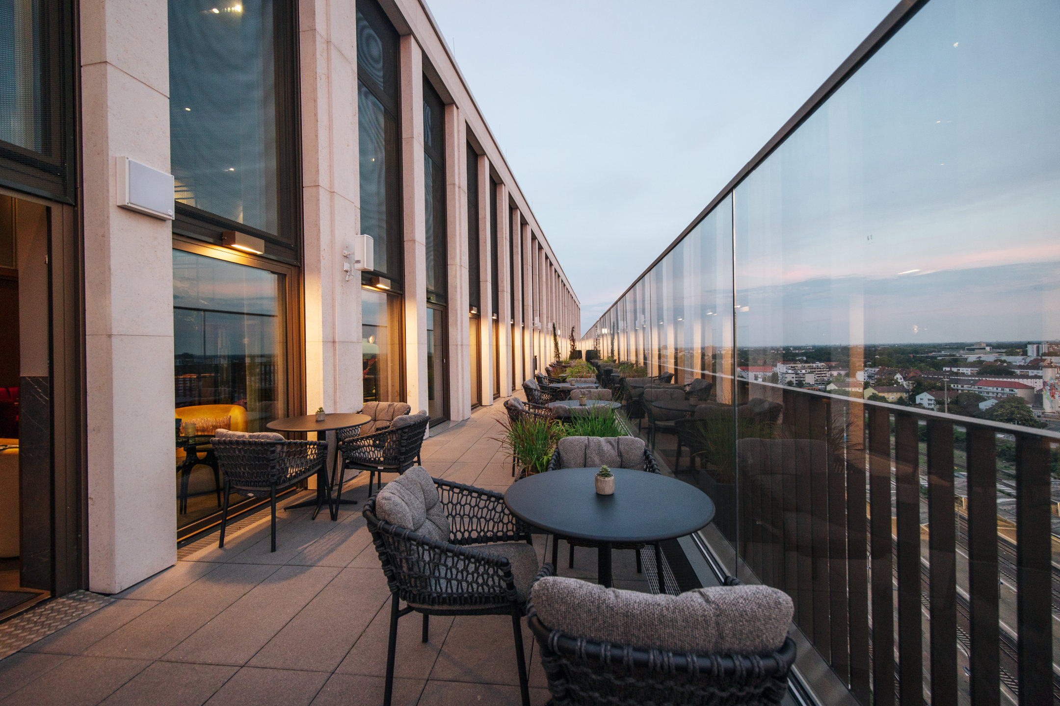Die Außenterrasse mit Blick auf die Stadt bei Sonnenaufgang