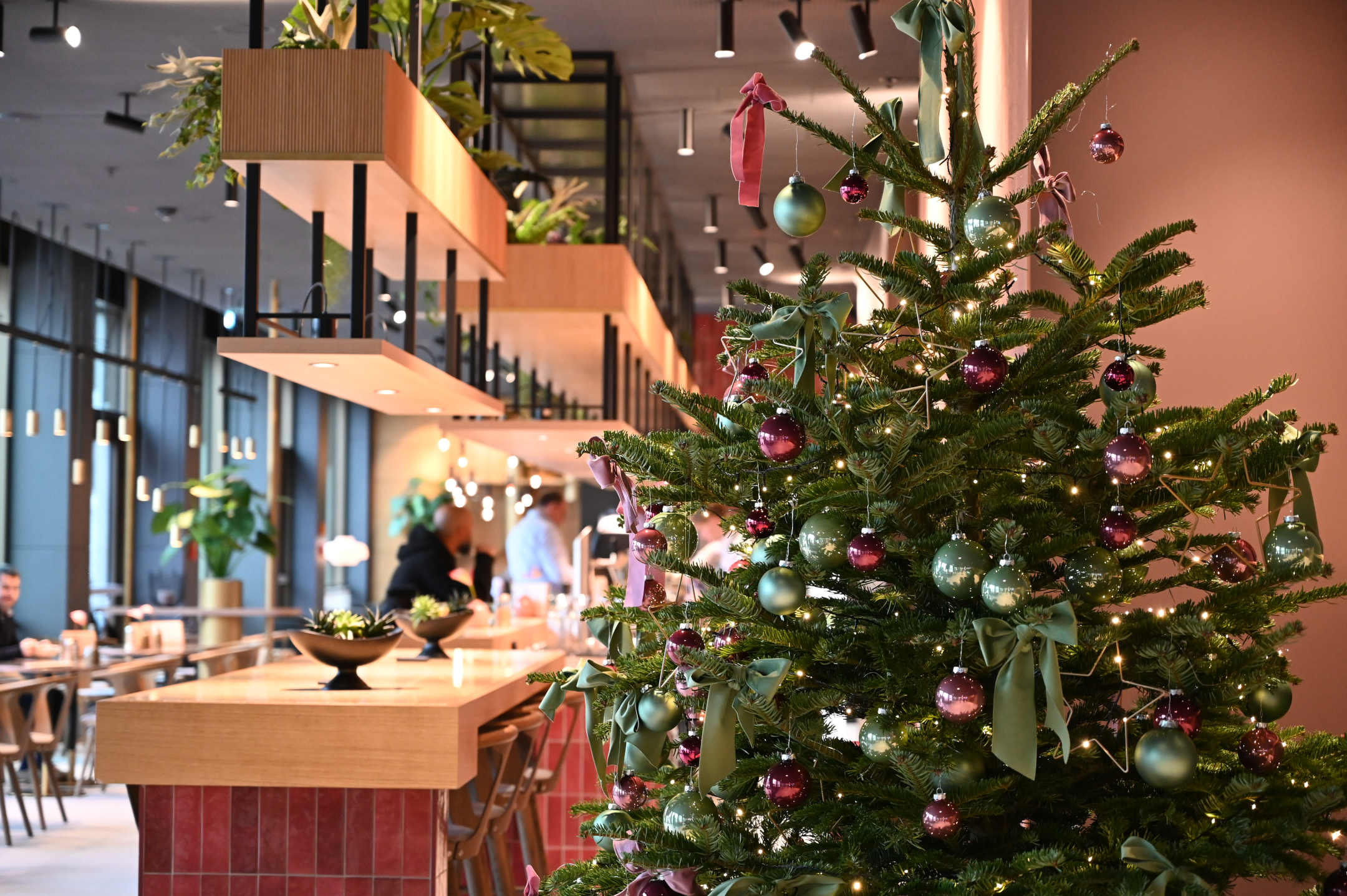 Ein Weihnachtsbaum in der Lobby des ATLANTIC Hotel Heidelberg