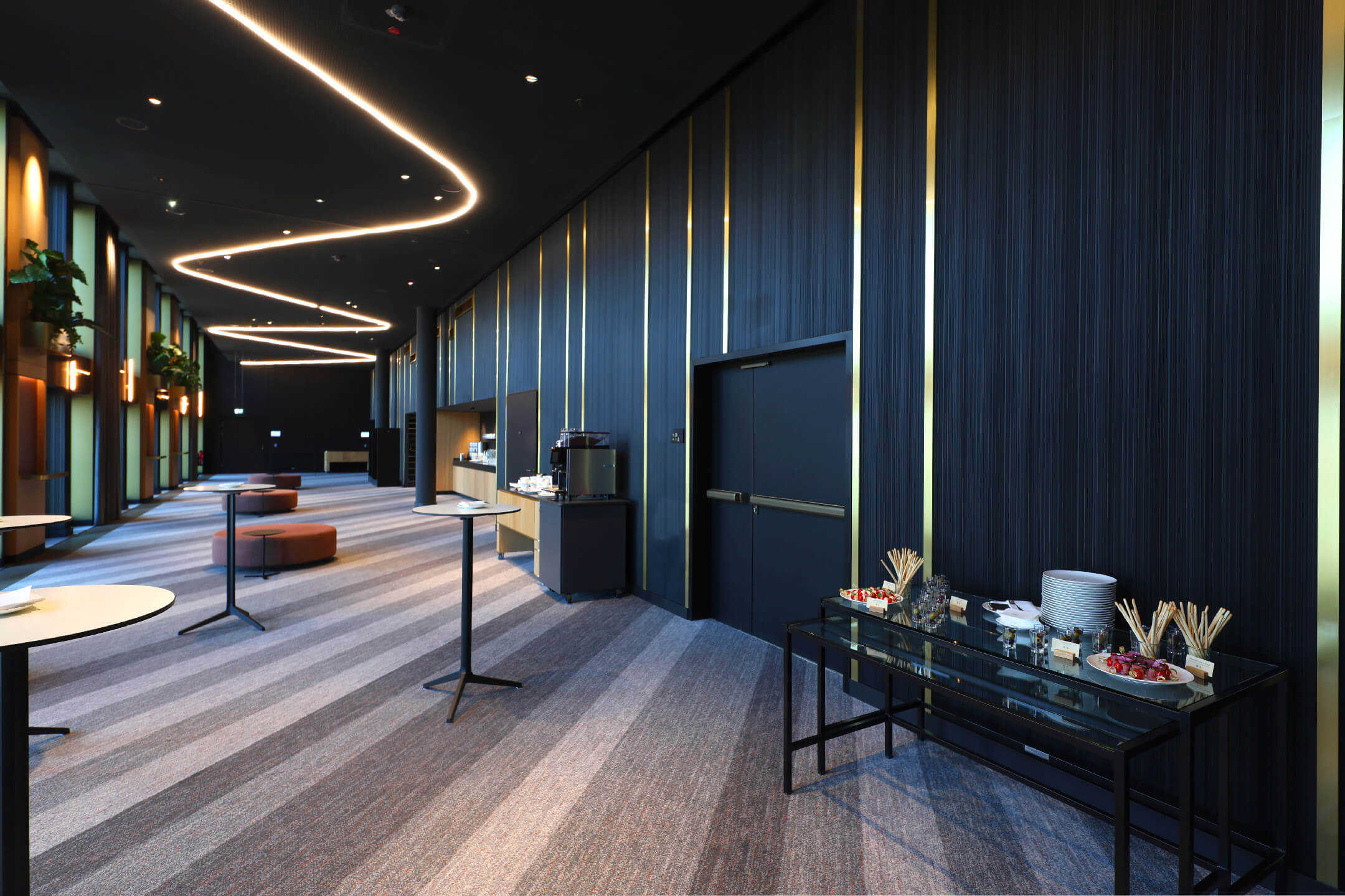 Veranstaltungsfoyer in der 11. Etage im ATLANTIC Hotel Heidelberg, Blick durch das ganze Foyer, links Fenster, rechts Wand mit Türen