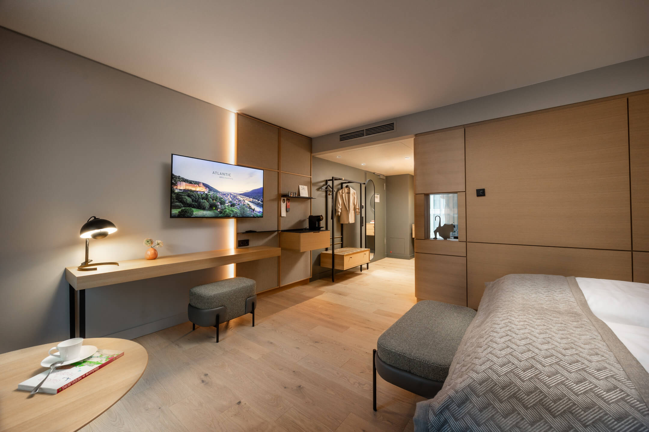 ATLANTIC Hotel Heidelberg Deluxe Zimmer TV