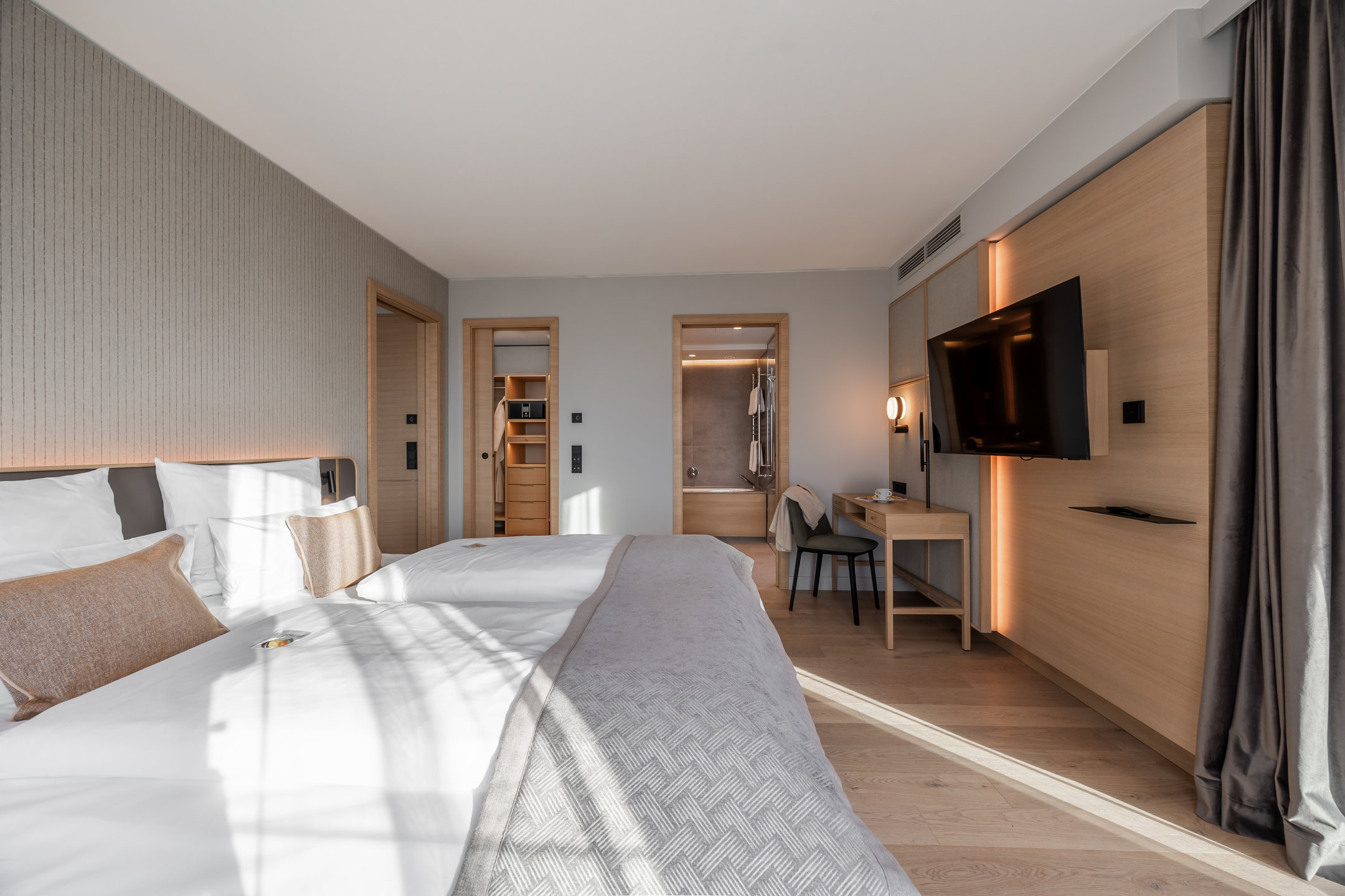 Blick vom Bett auf Ankleide und Badezimmer