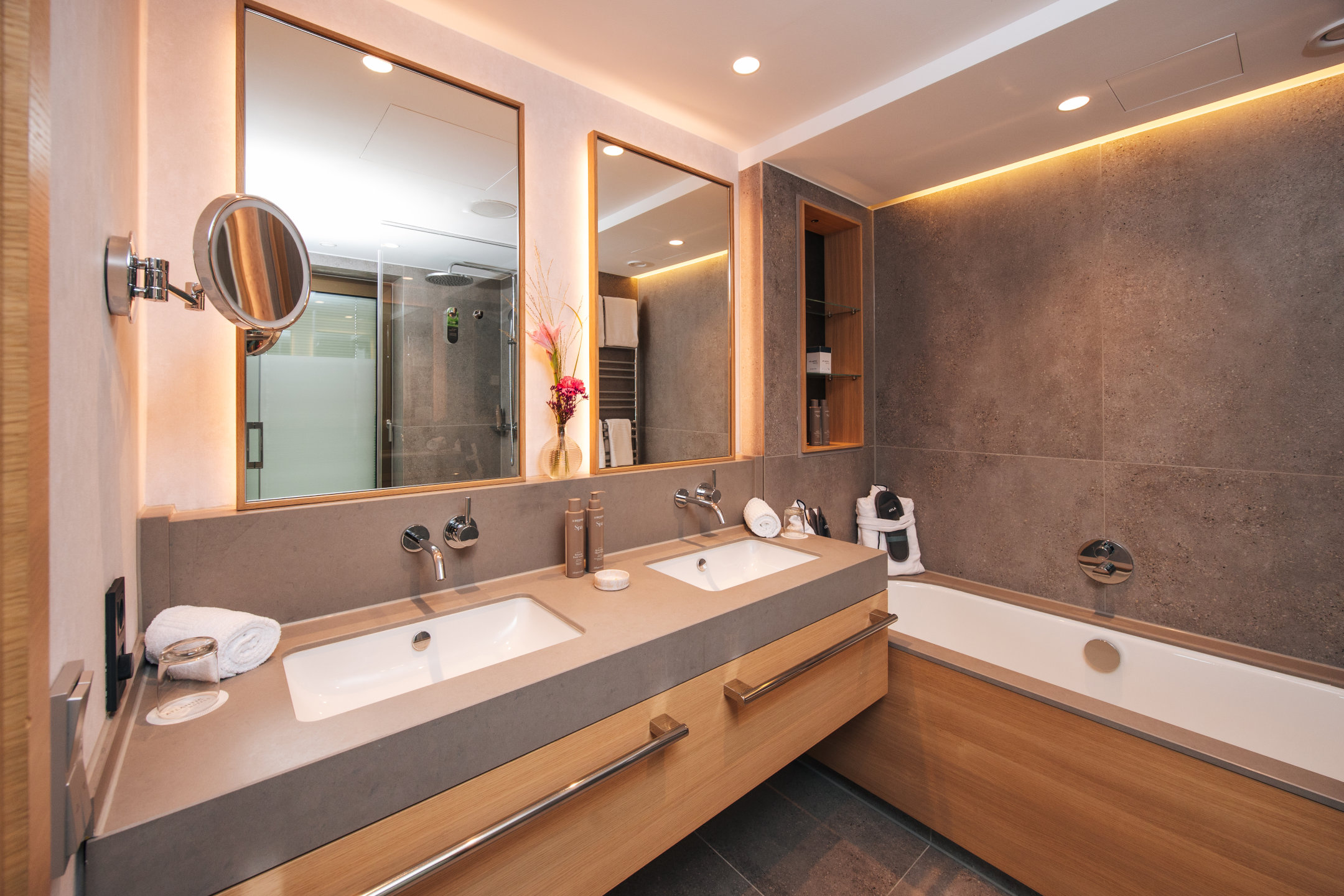 Zwei Waschbecken und die Badewanne im modernen Badezimmer