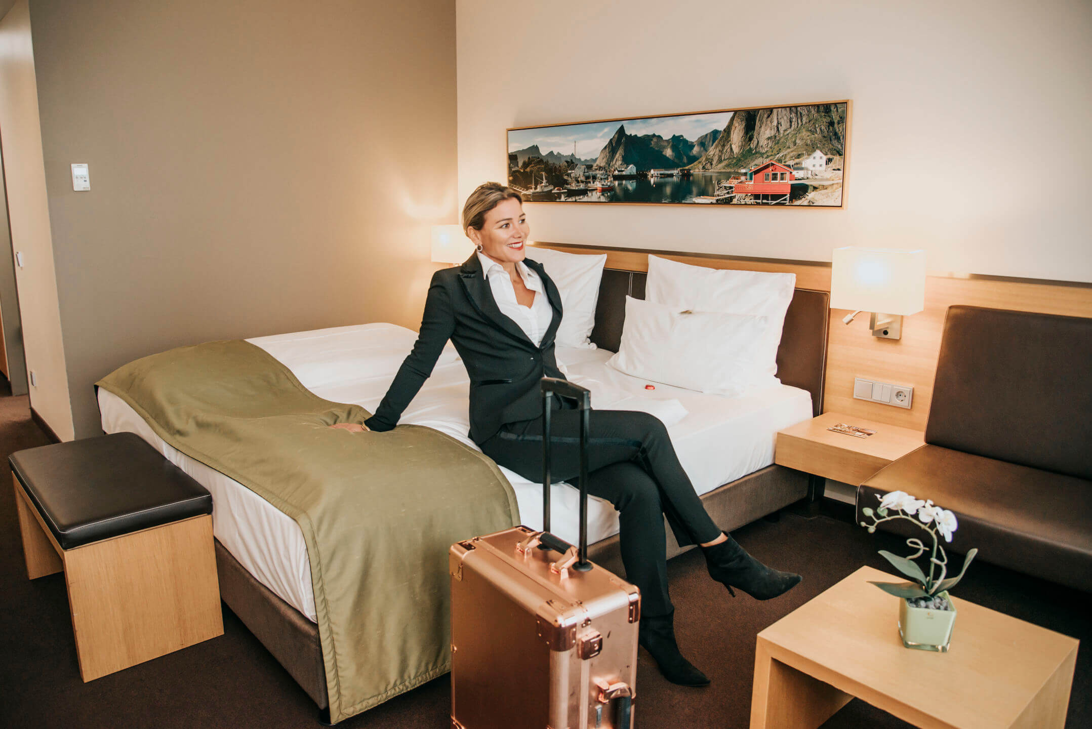 Interior view of the comfort room with a double bed at the ATLANTIC Hotel Kiel