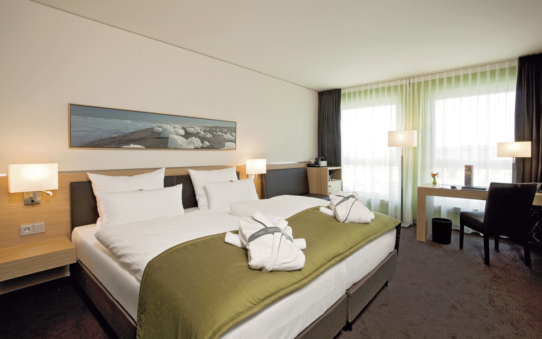 Innenansicht des Comfort Zimmer mit Doppelbett im ATLANTIC Hotel Kiel