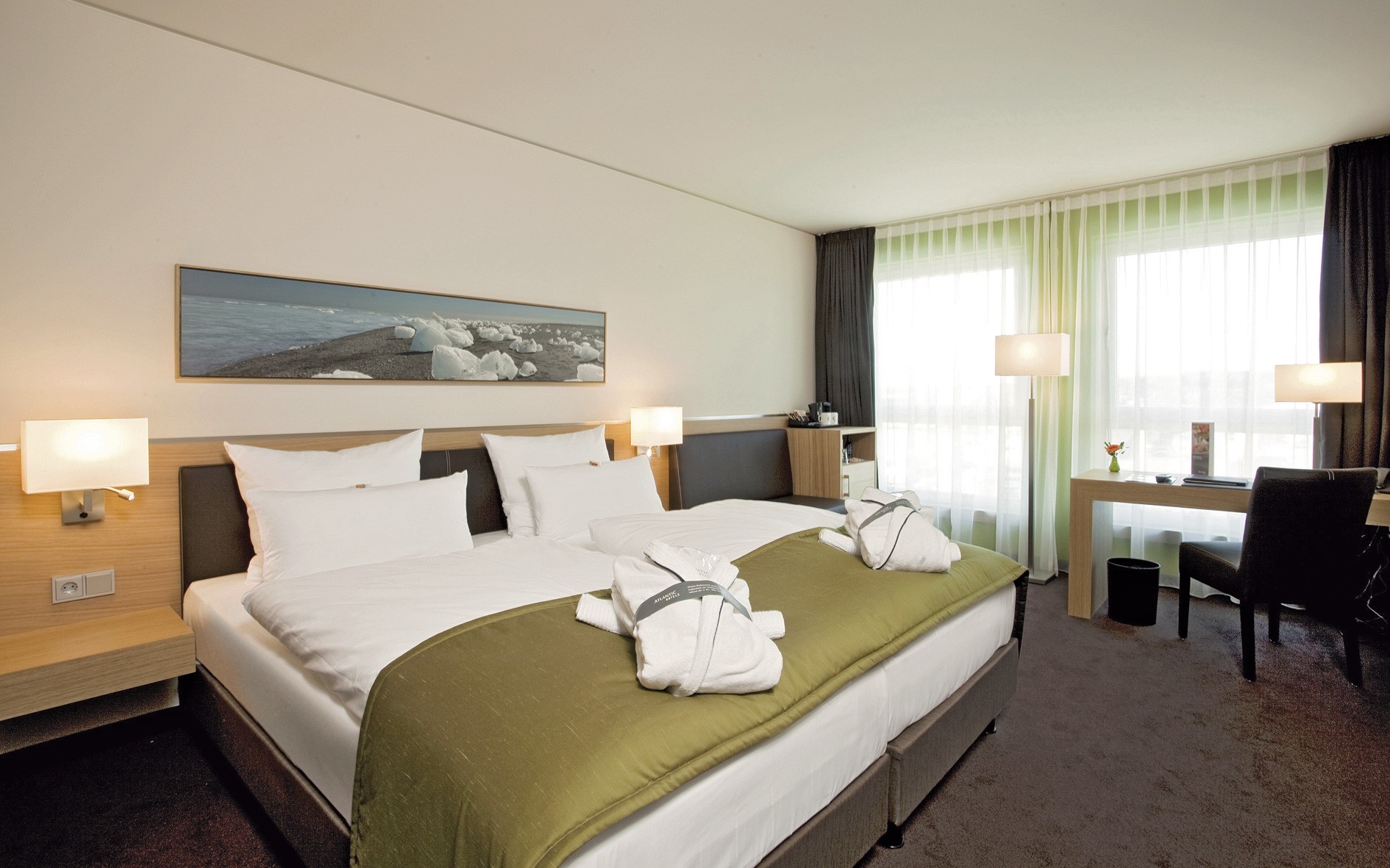 Interior view of the comfort room with a double bed in the ATLANTIC Hotel Kiel