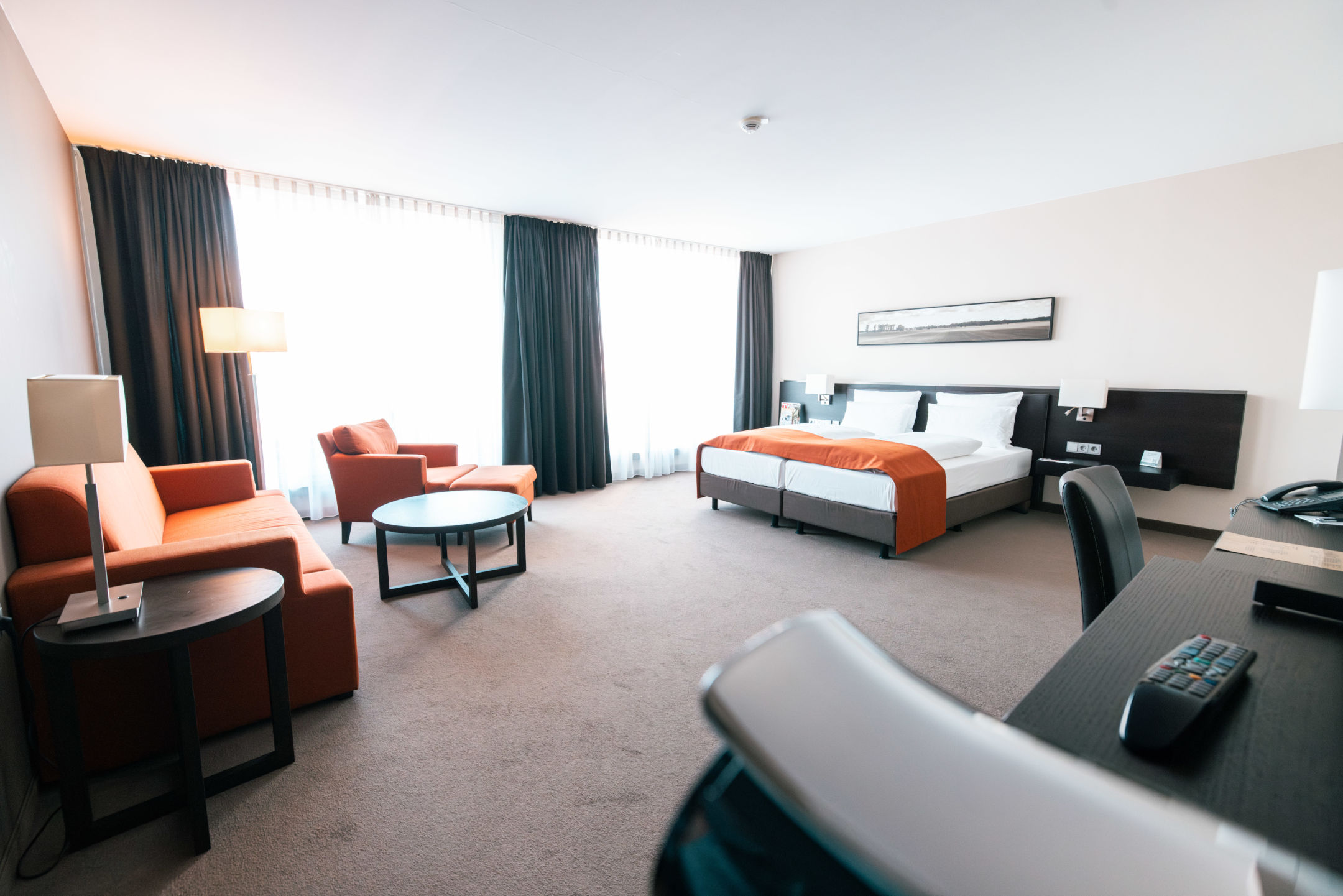 Blick auf das barrierefreie Zimmer mit Schreibtisch und Sitzecke