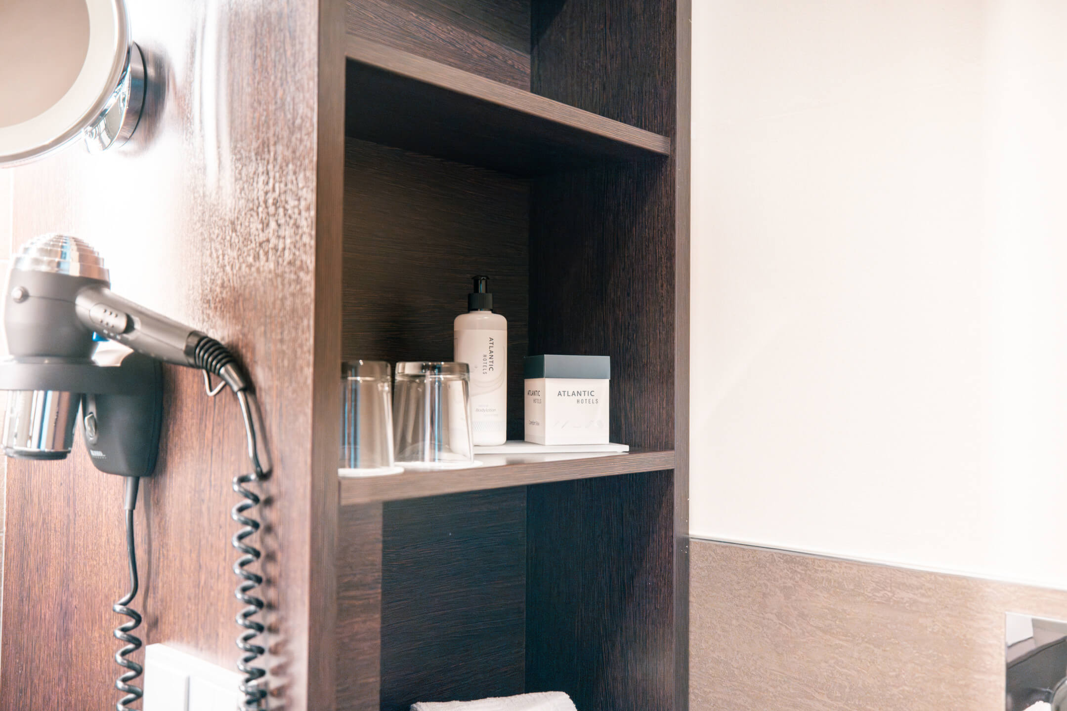 Kosmetikprodukte im Badezimmer ATLANTIC Hotel Lübeck