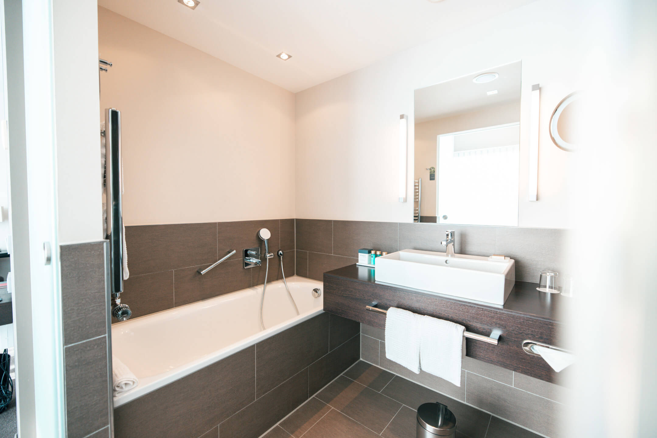 Badezimmer mit Wanne im Studio ATLANTIC Hotel Lübeck