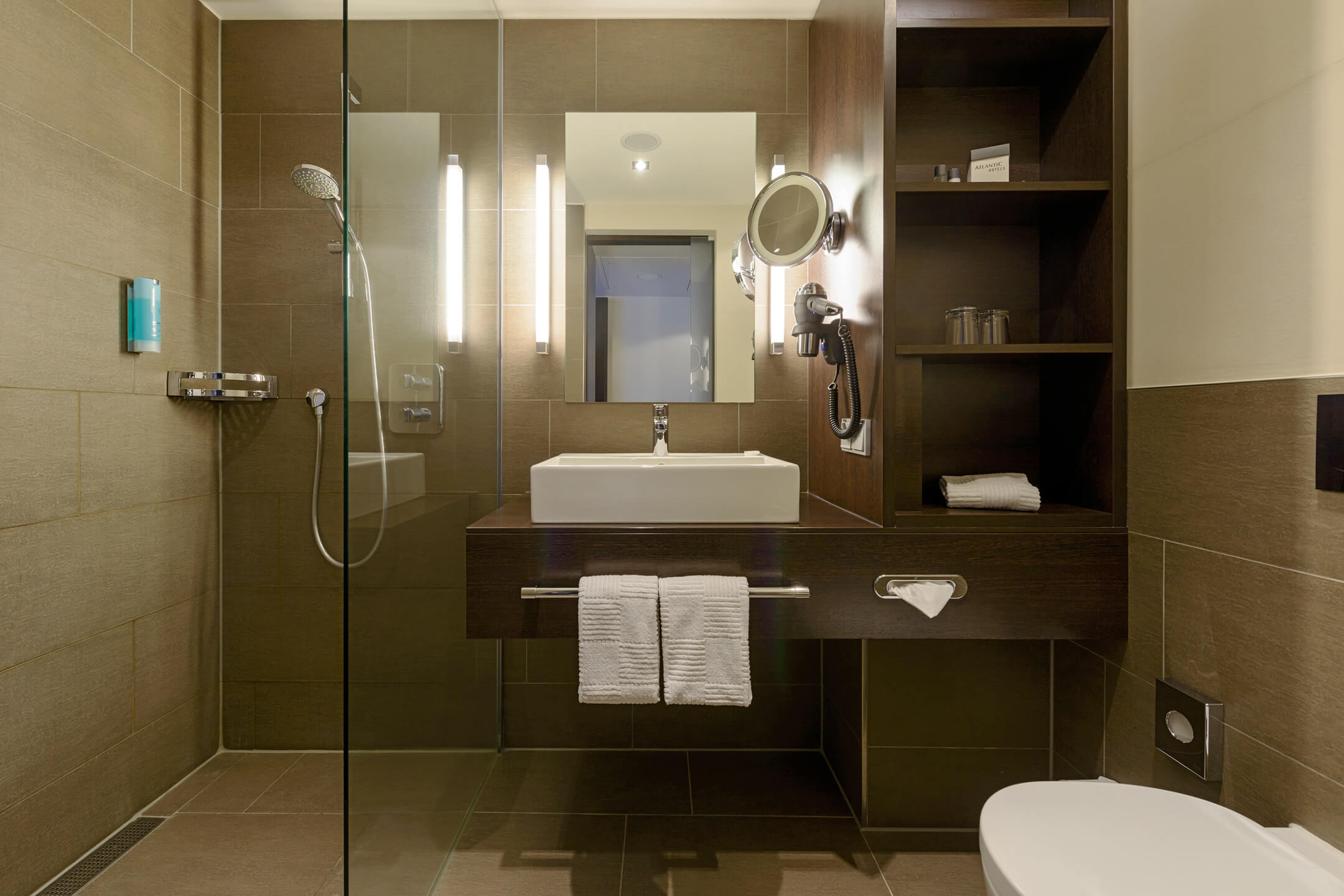 ATLANTIC Hotel Lübeck – Badezimmer mit Dusche