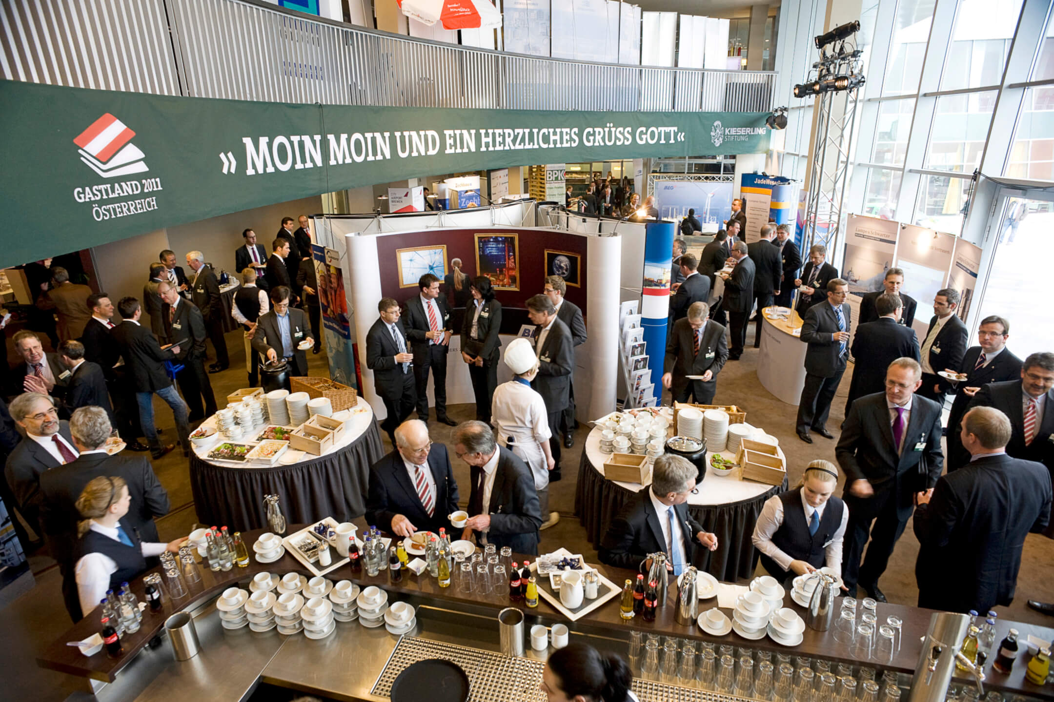 Greeting and buffet in the conference foyer