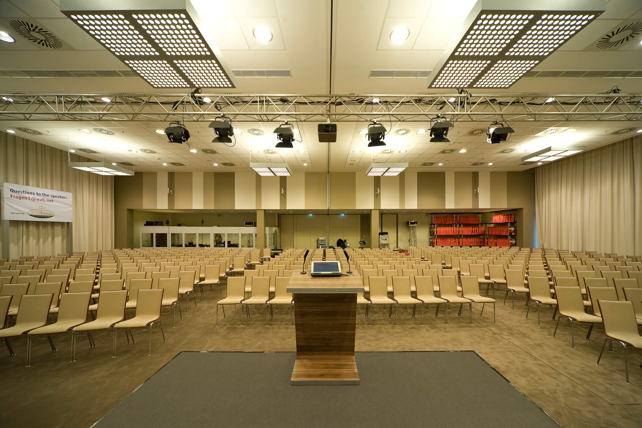 Conference Saal 1 und 2 mit Stuhlreihen