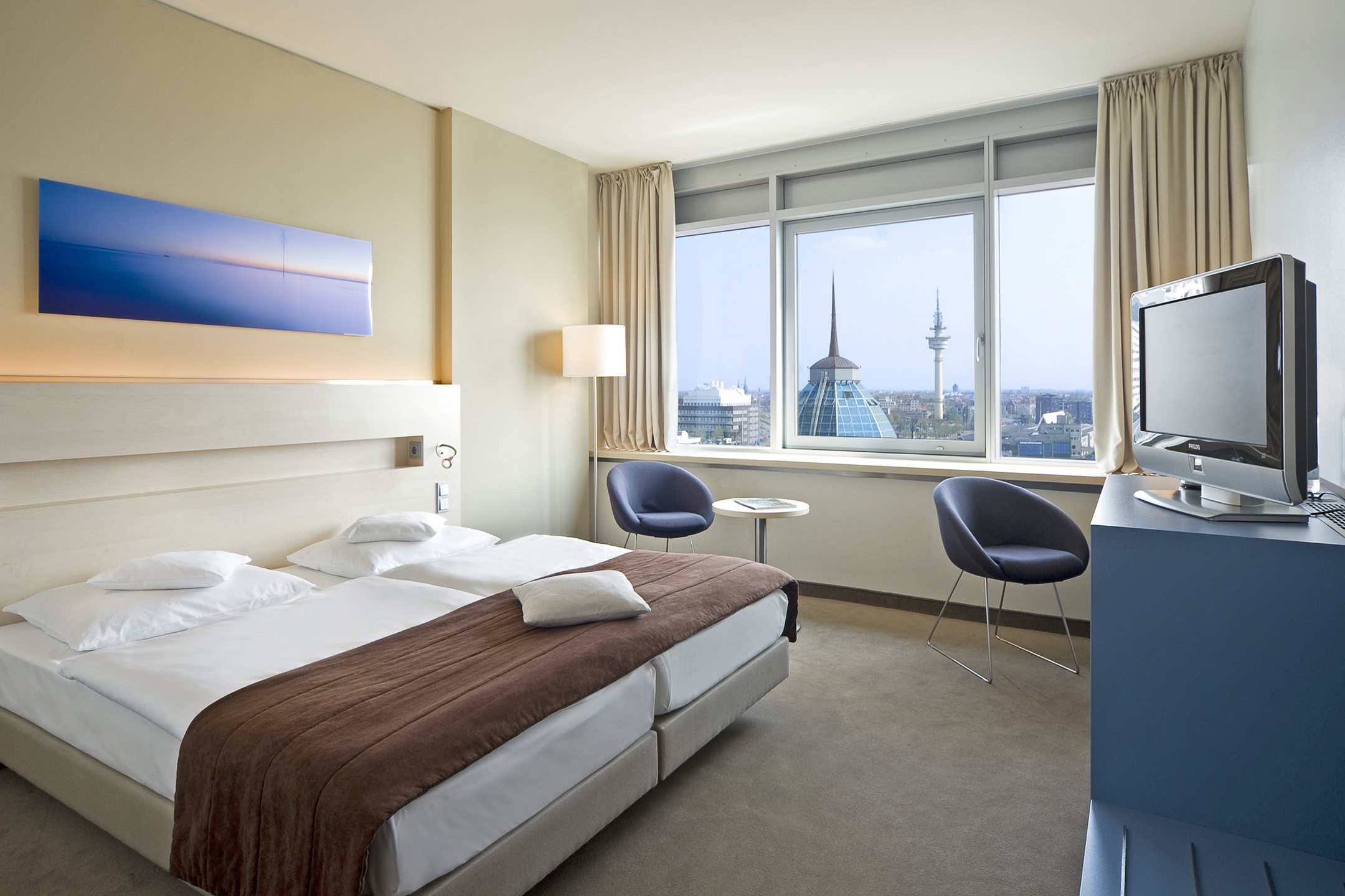 Innenansicht des Comfort King(size) Zimmer im ATLANTIC Hotel SAIL City Bremerhaven