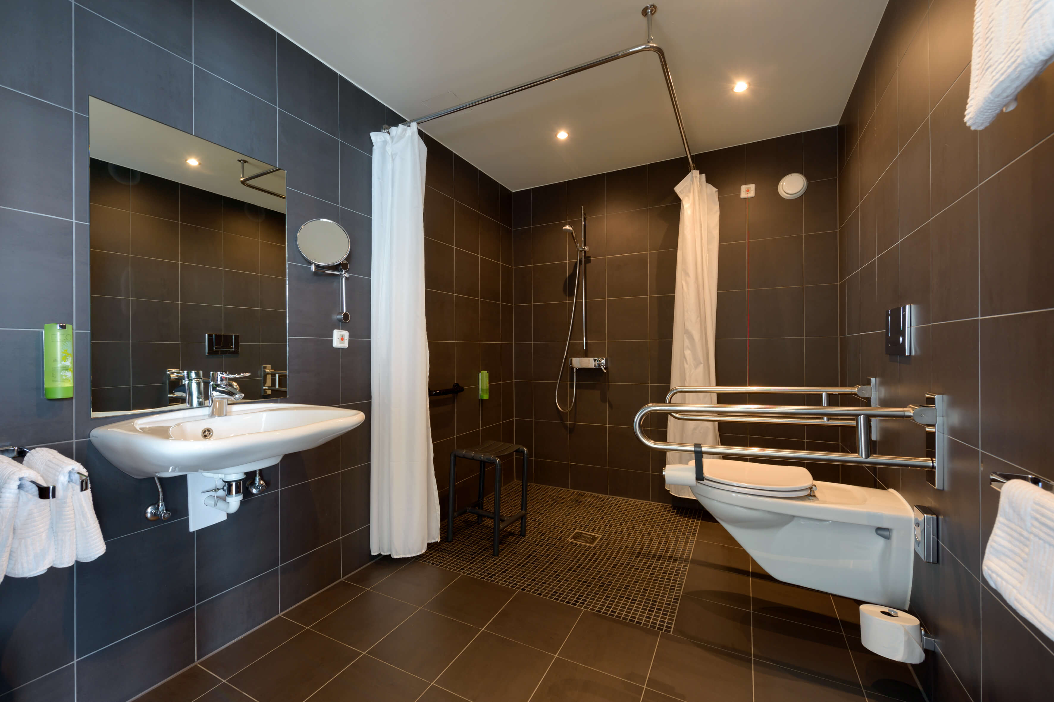 Barrierefreies Badezimmer im ATLANTIC Hotel Sail City in Bremerhaven