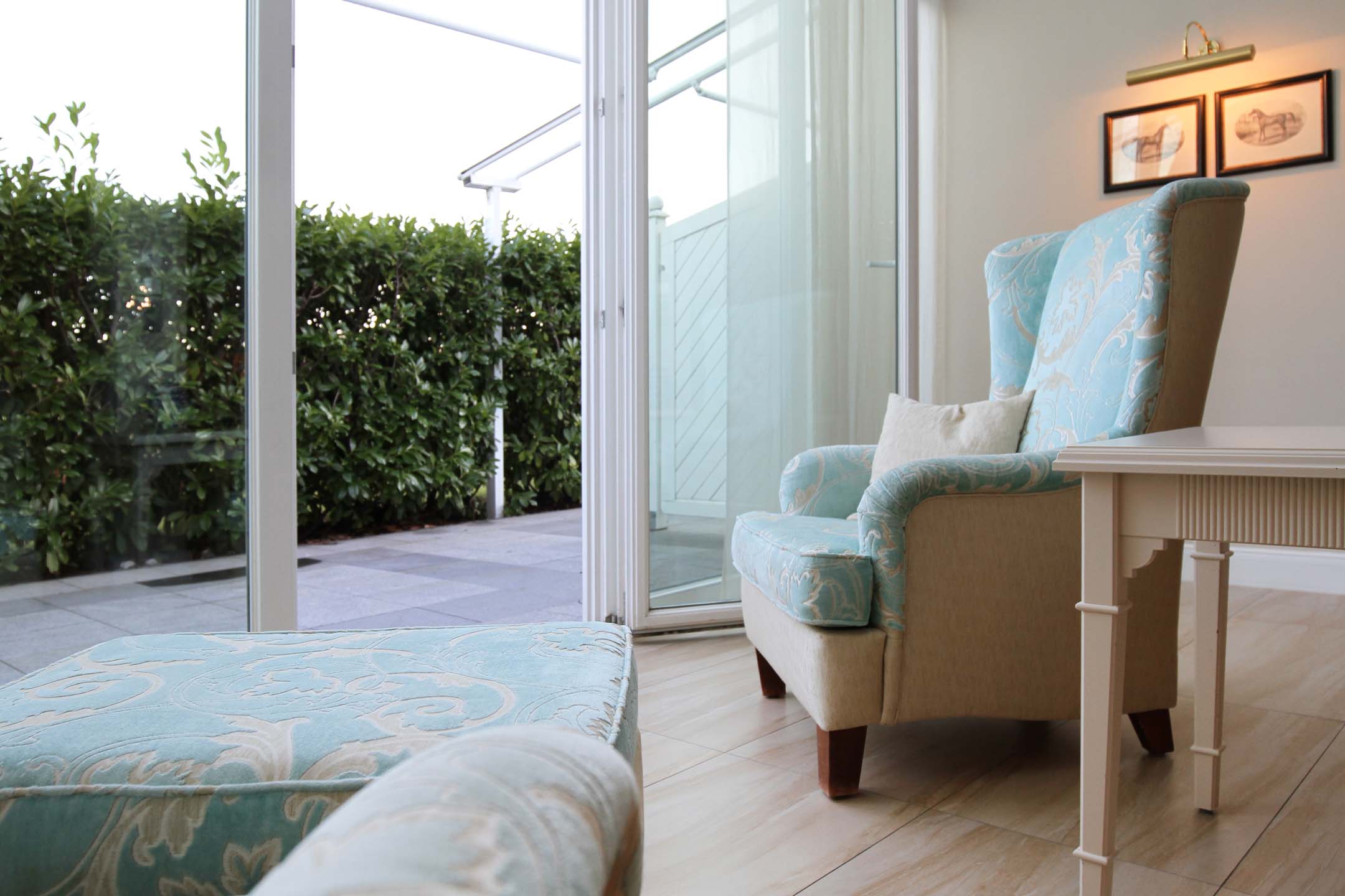 ATLANTIC Grand Hotel Travemünde seating area in the junior suite with a view over the Baltic Sea