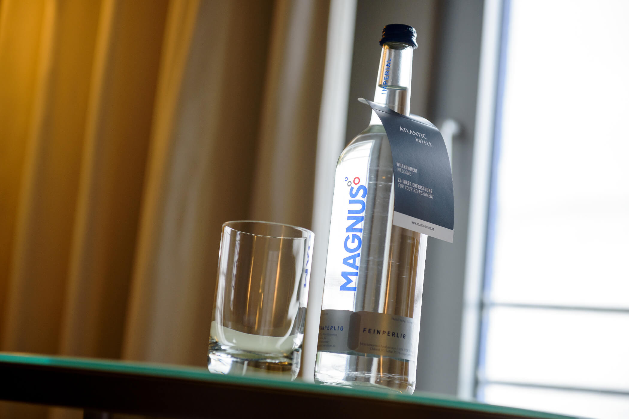 Kostenfreie Wasserflasche im Comfort Zimmer im ATLANTIC Hotel Universum Bremen