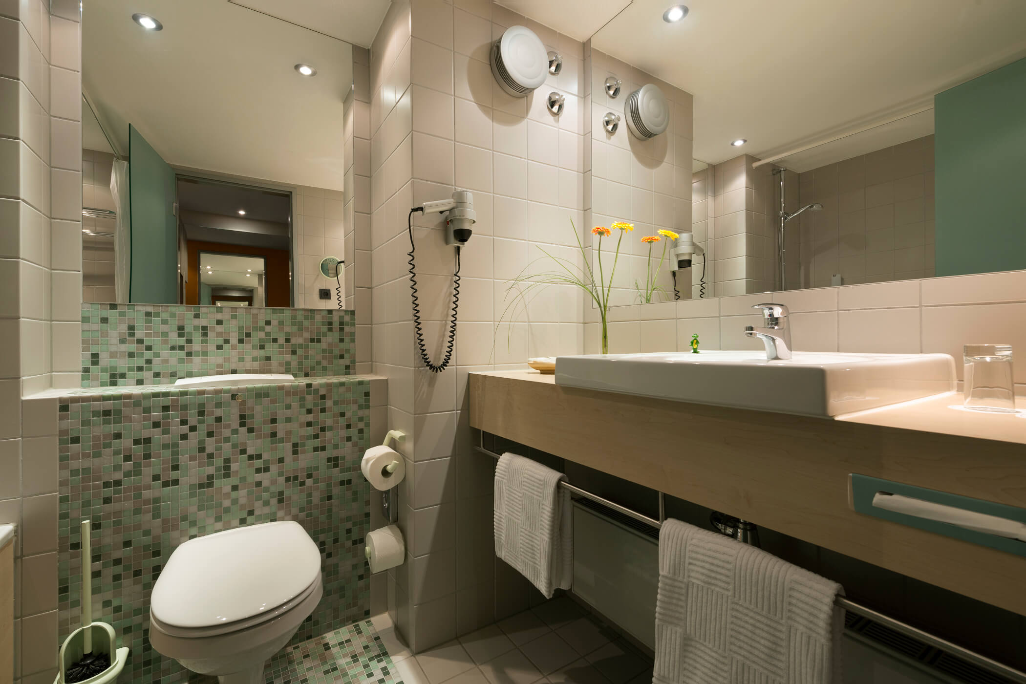Bathroom of a Comfort Plus Room in the ATLANTIC Hotel Universum Bremen