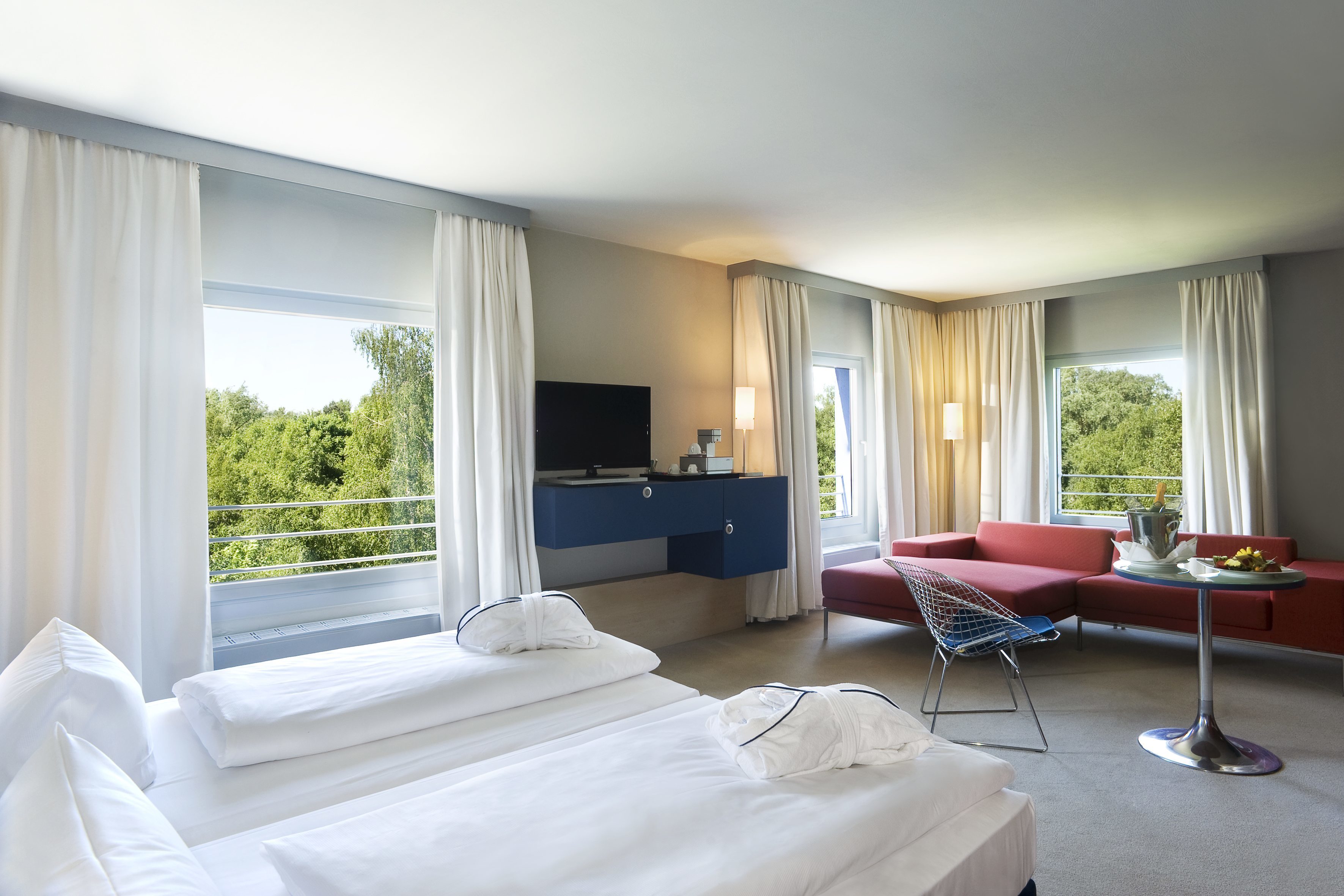 Innenansicht des Studio des ATLANTIC Hotel Universum in Bremen mit großzügigem Wohnraum