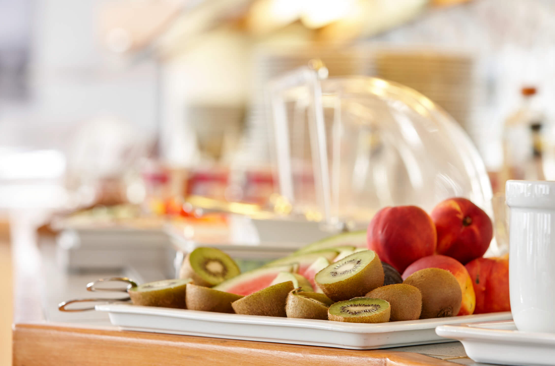 Frühstücksbuffet mit frischen Kiwis, Pfirsichen und Melonen im ATLANTIC Hotel Vegesack.