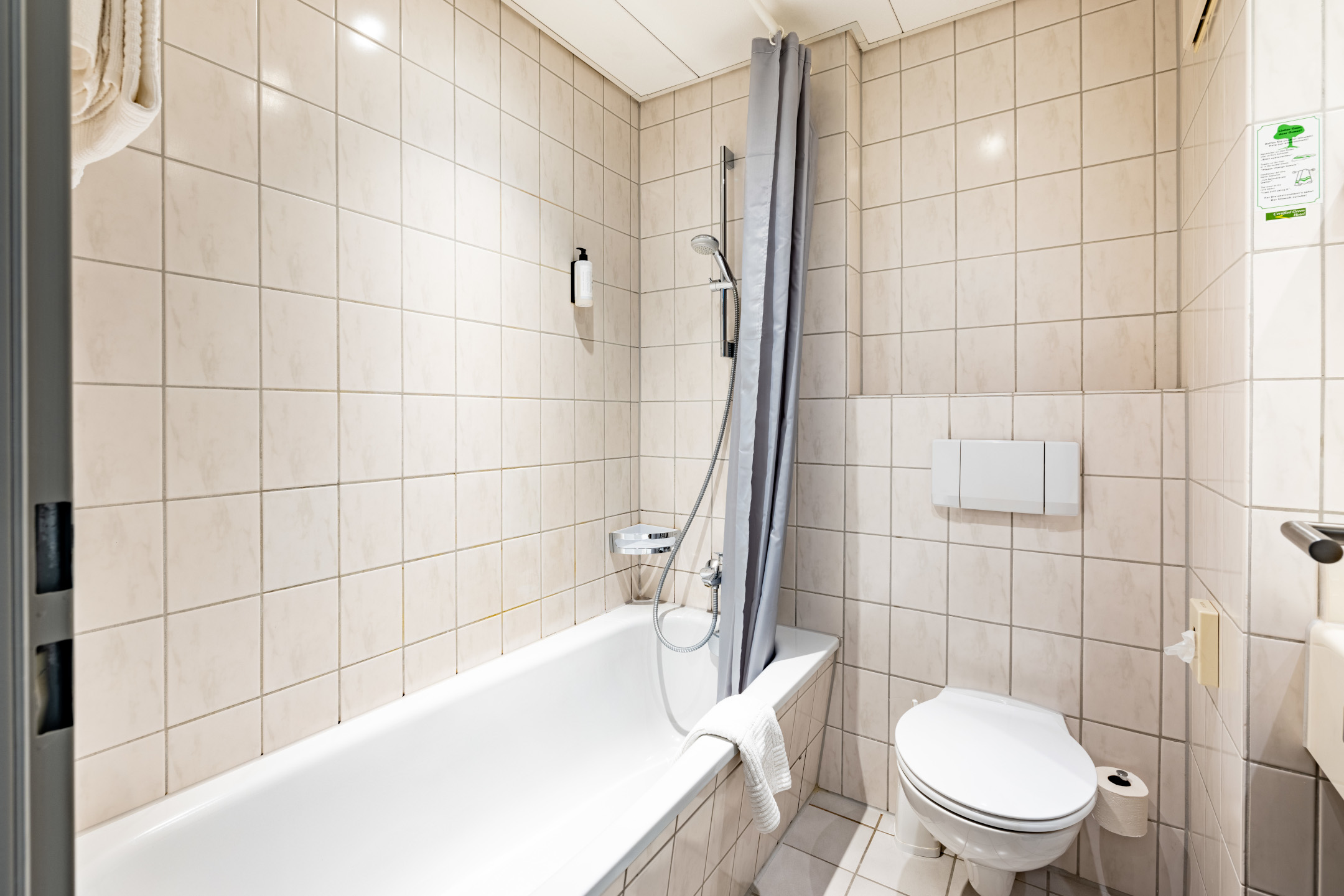 ATLANTIC Hotel Vegesack bathroom with bathtub