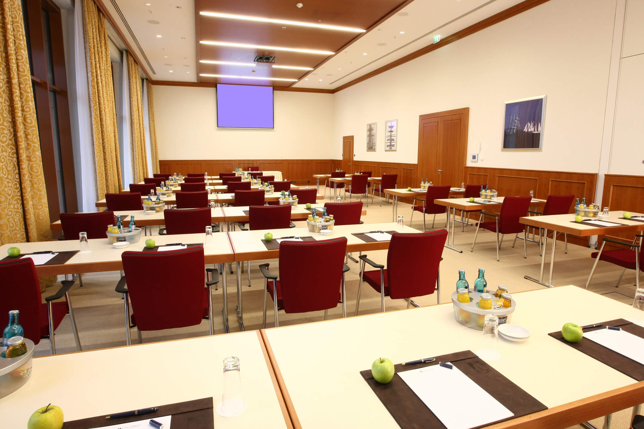 Function room with tables and chairs | ATLANTIC Hotel Wilhelmshaven