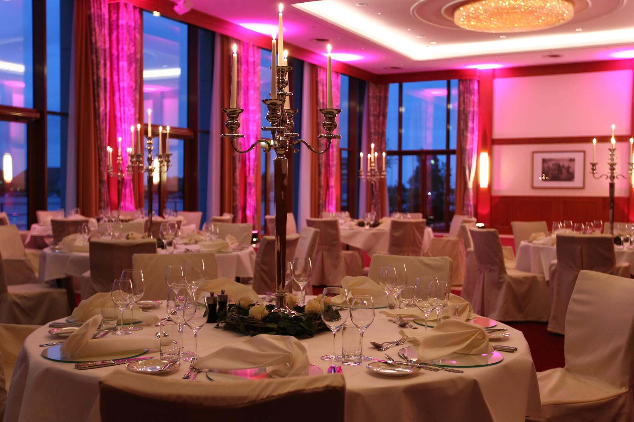 Celebrating in the banquet hall │ ATLANTIC Hotel Wilhelmshaven