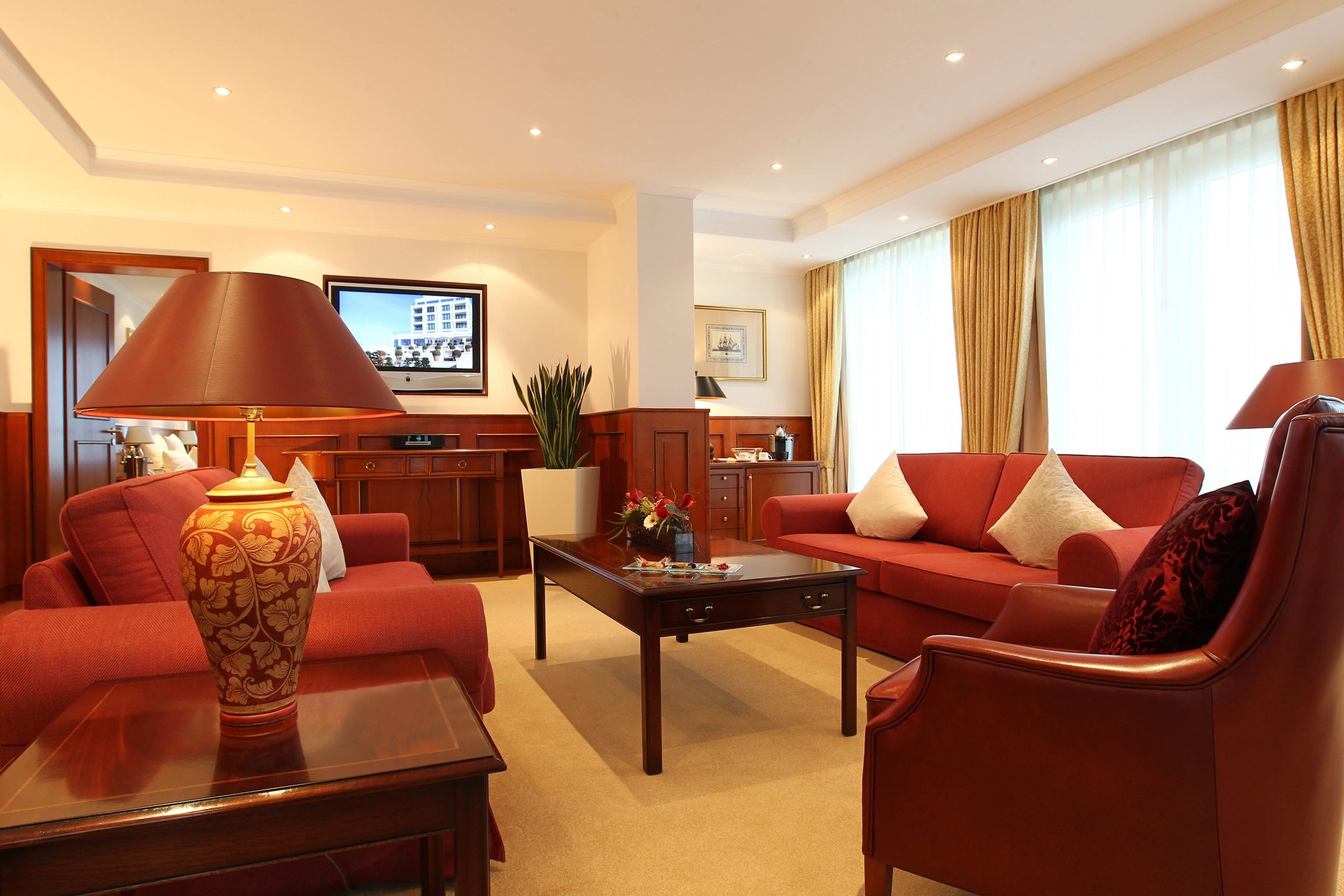 Living room of the Kaiser Wilhelm Suite with big sofas in the ATLANTIC Hotel Wilhelmshaven 