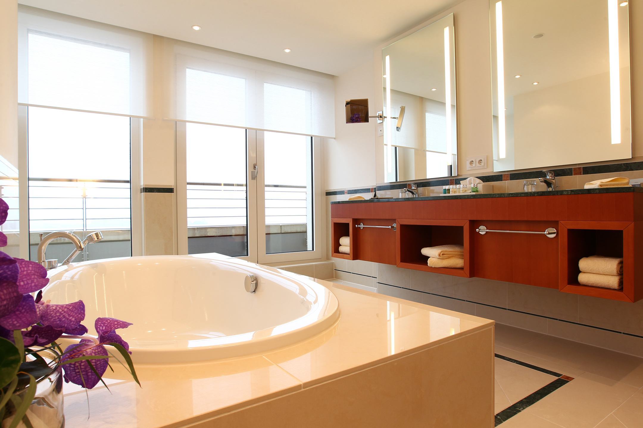 Bathroom in the Kaiser Wilhelm Suite with a big bathtub in the ATLANTIC Hotel Wilhelmshaven