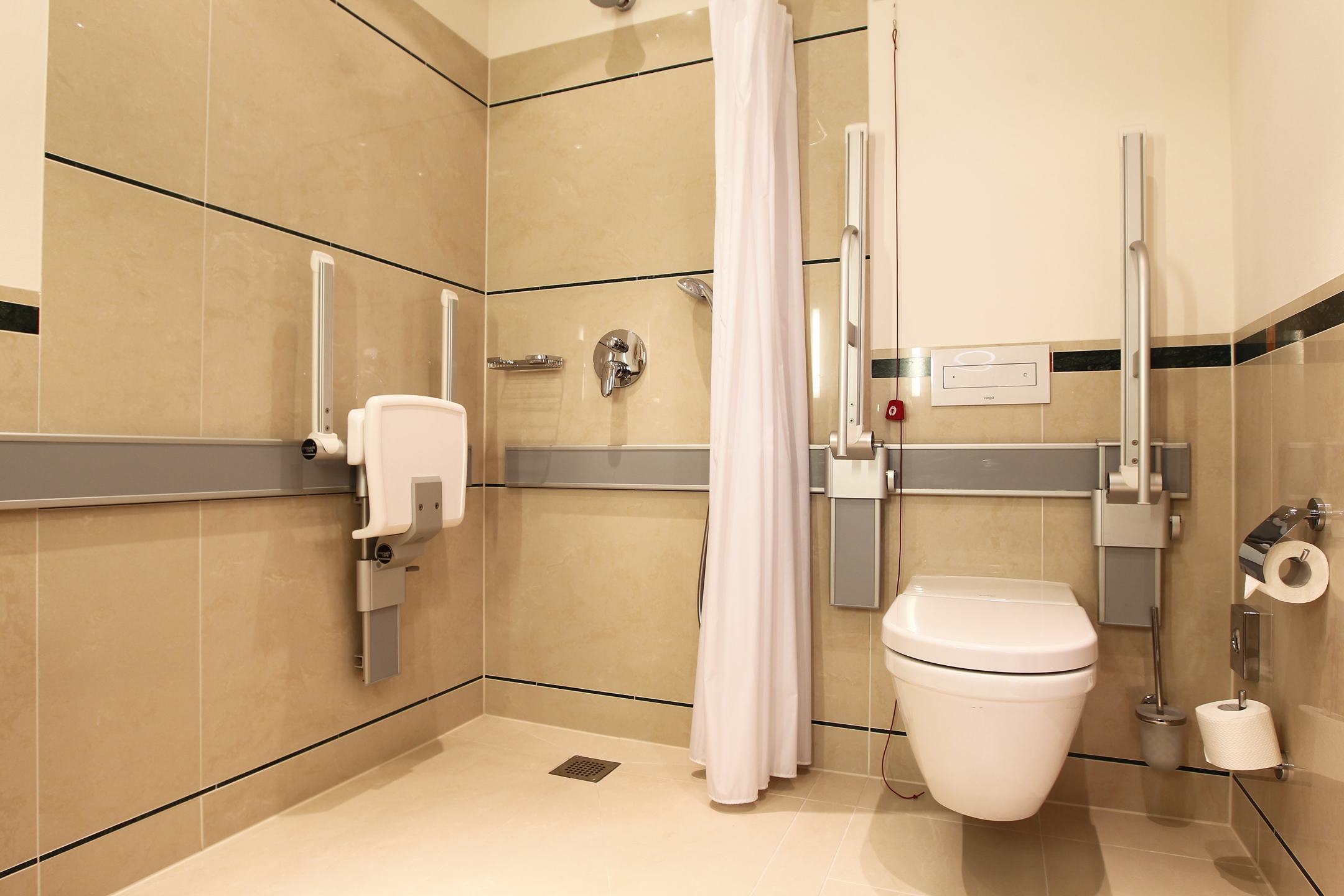 Badezimmer mit Toilette im Standard Zimmer barrierefrei des ATLANTIC Hotel Wilhelmshaven