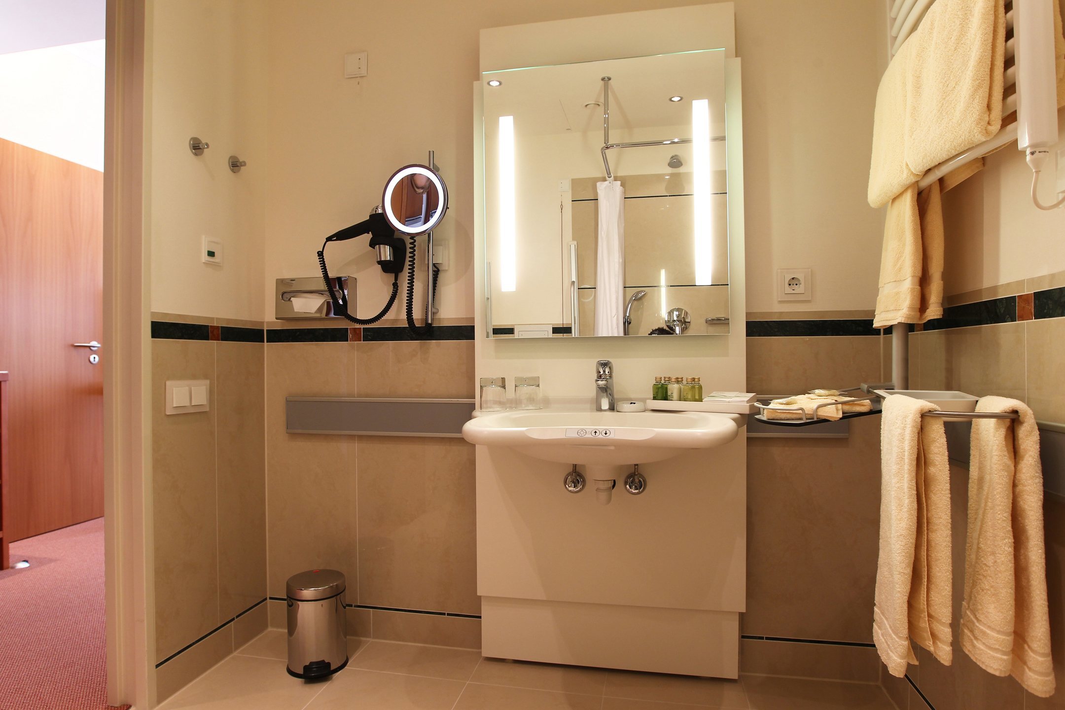 Bathroom of the barrier-free Standard Room with special control elements to ensure a barrier-free access in the ATLANTIC Hotel Wilhelmshaven