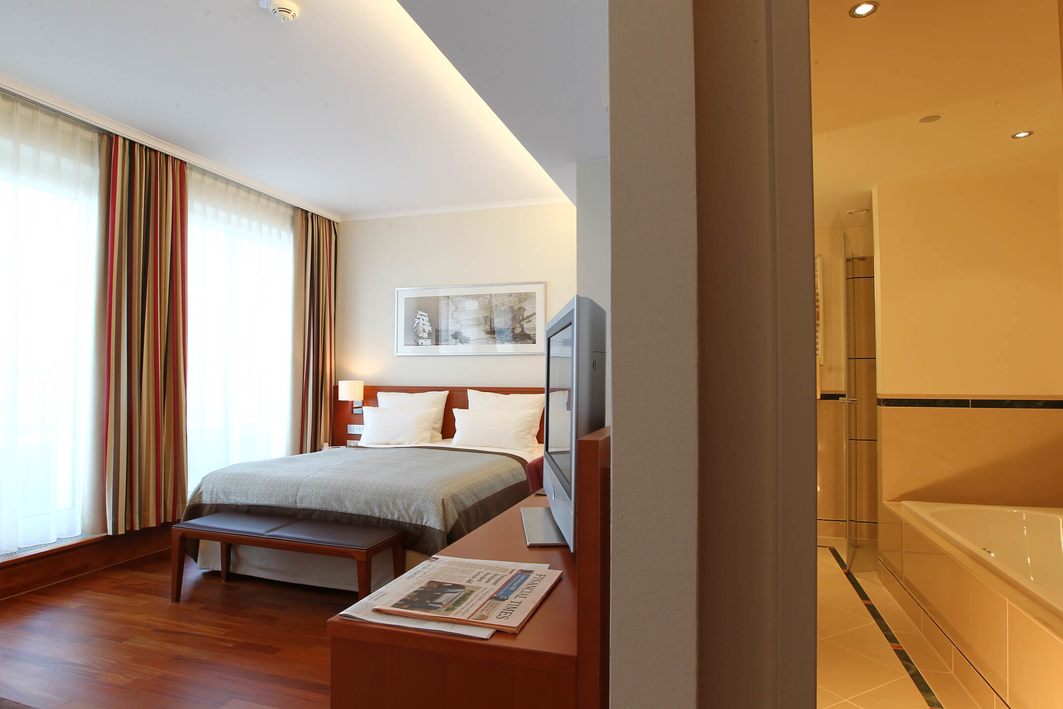 Schlafzimmer im Executive Zimmer des ATLANTIC Hotel Wilhelmshaven