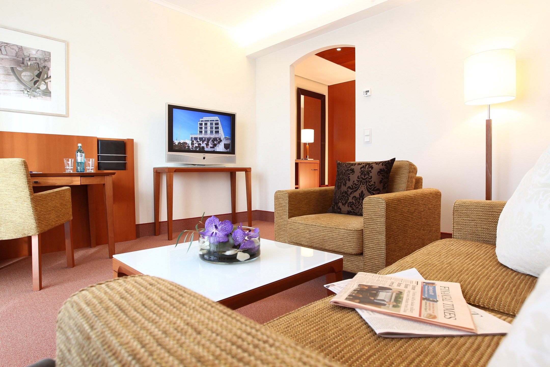 Wohnzimmer der Comfort Suite im ATLANTIC Hotel Wilhelmshaven