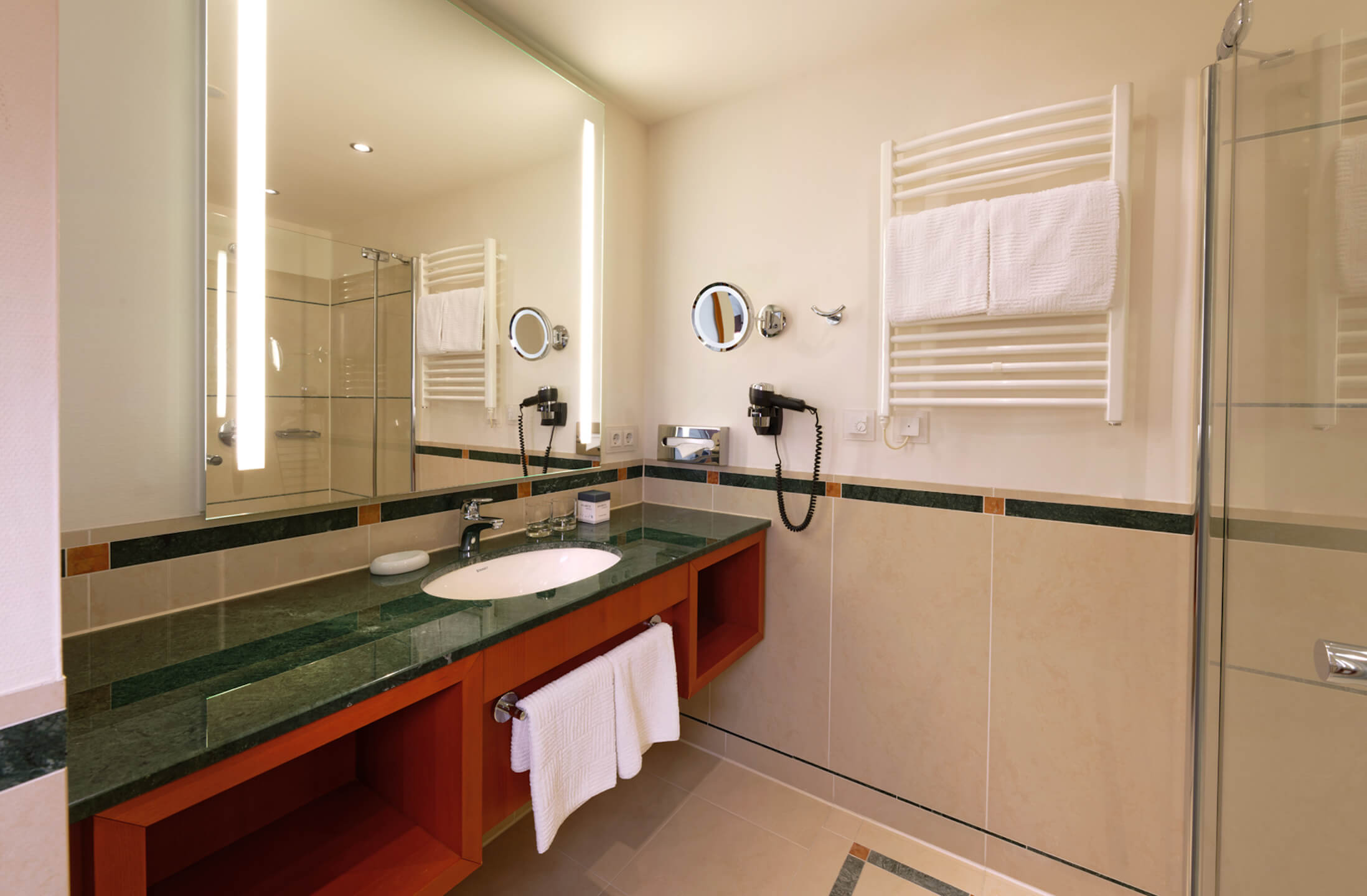 Comfort Zimmer Badezimmer im ATLANTIC Hotel Wilhelmshaven