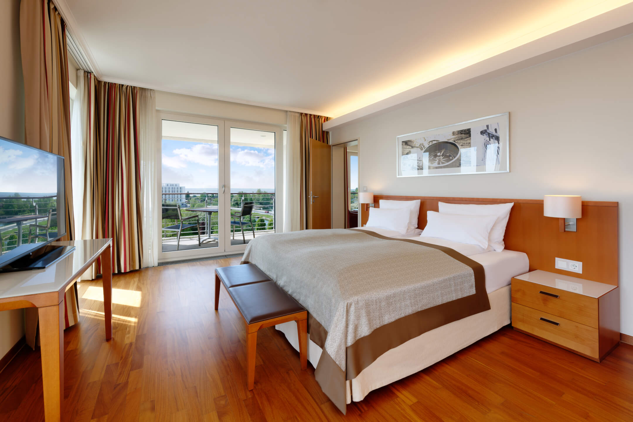 Bed room of the Executive Suite im ATlANTIC Hotel Wilhelmshaven