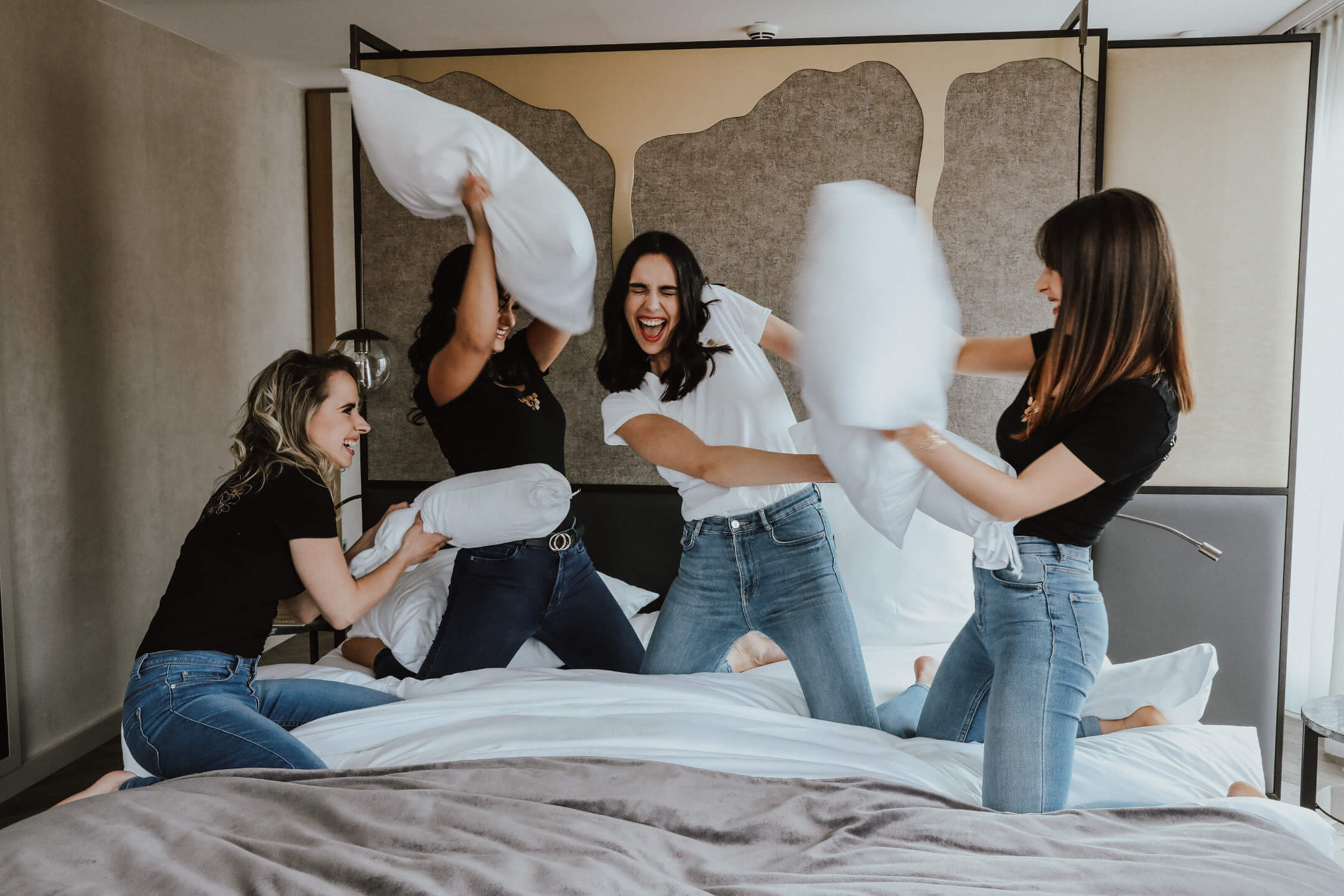 Pillow fight bride and bridemaids in the Gran suite at the ATLANTIC Grand Hotel Bremen