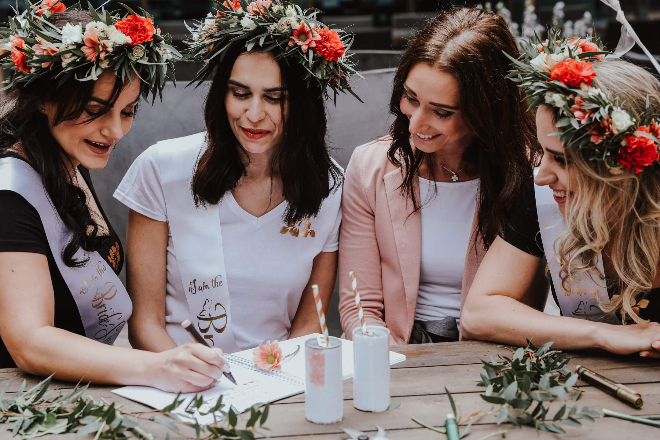 bride and bridesmaids at the last preparations in the Hofgarten