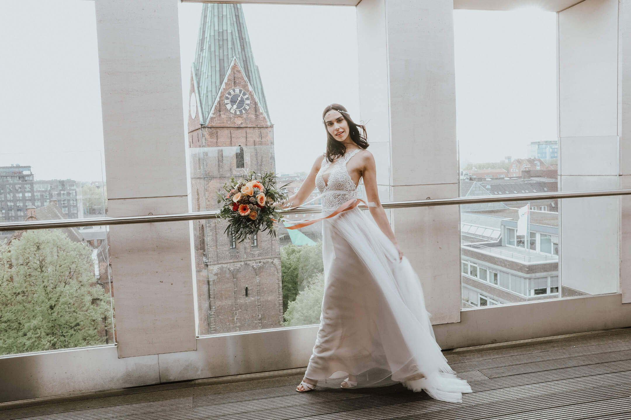 Braut Shooting auf der Dachterrasse. Im Hintergrund die St. Martini Kirche in Bremen