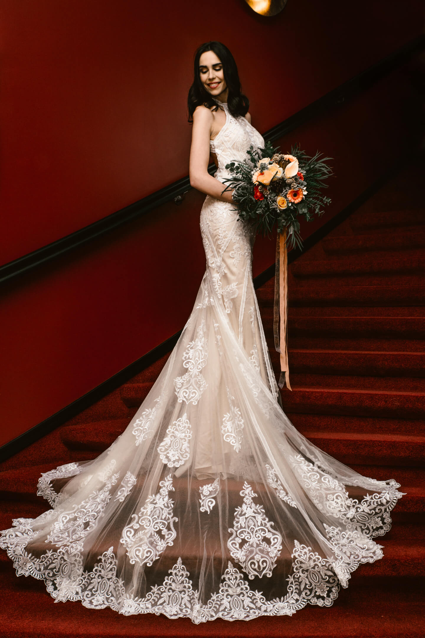 Porträtfoto Braut im eleganten weißen Kleid auf der roten Treppe im ATLANTIC Grand Hotel Bremen