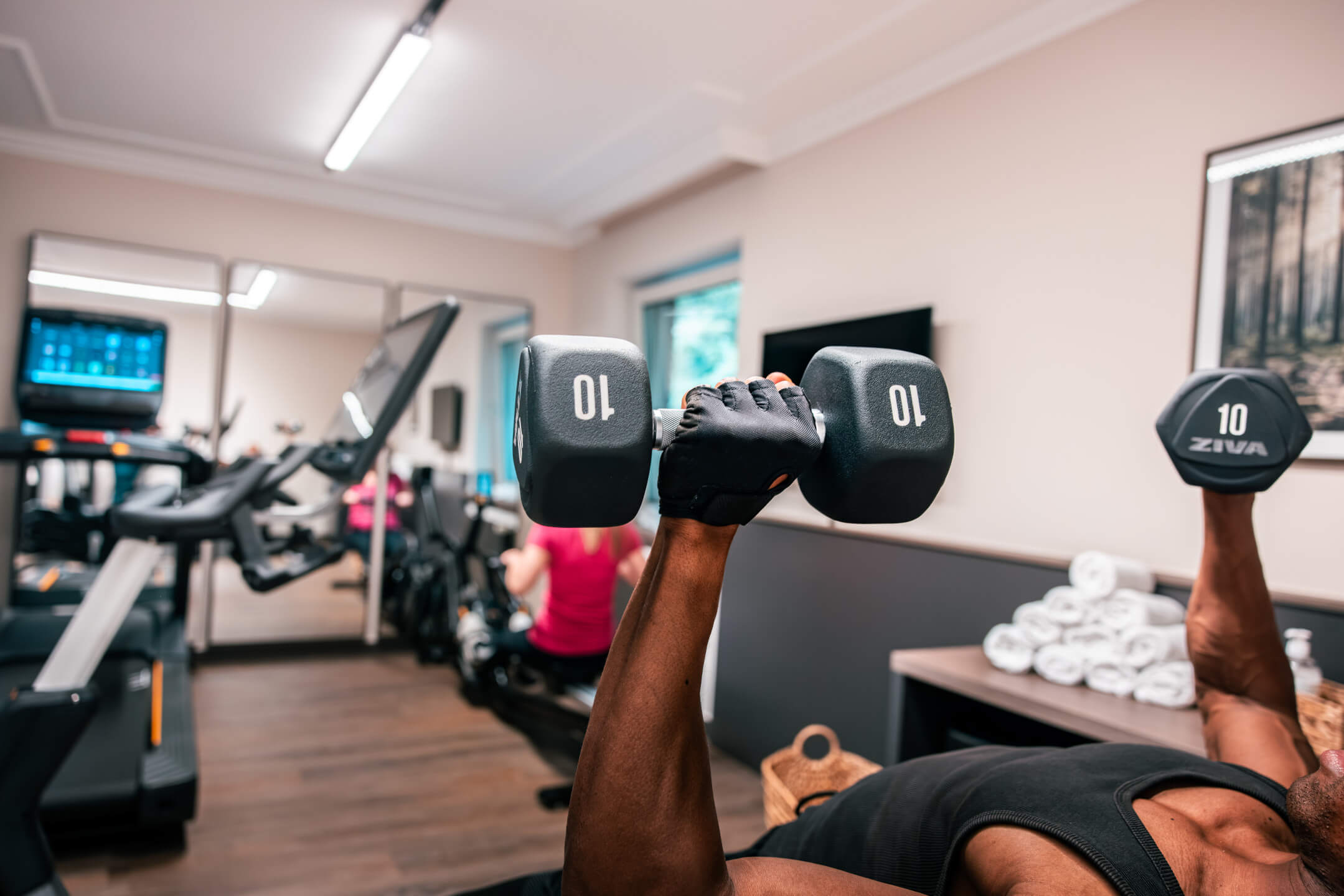 Trainieren im Fitnessraum vom ATLANTIC Hotel Landgut Horn