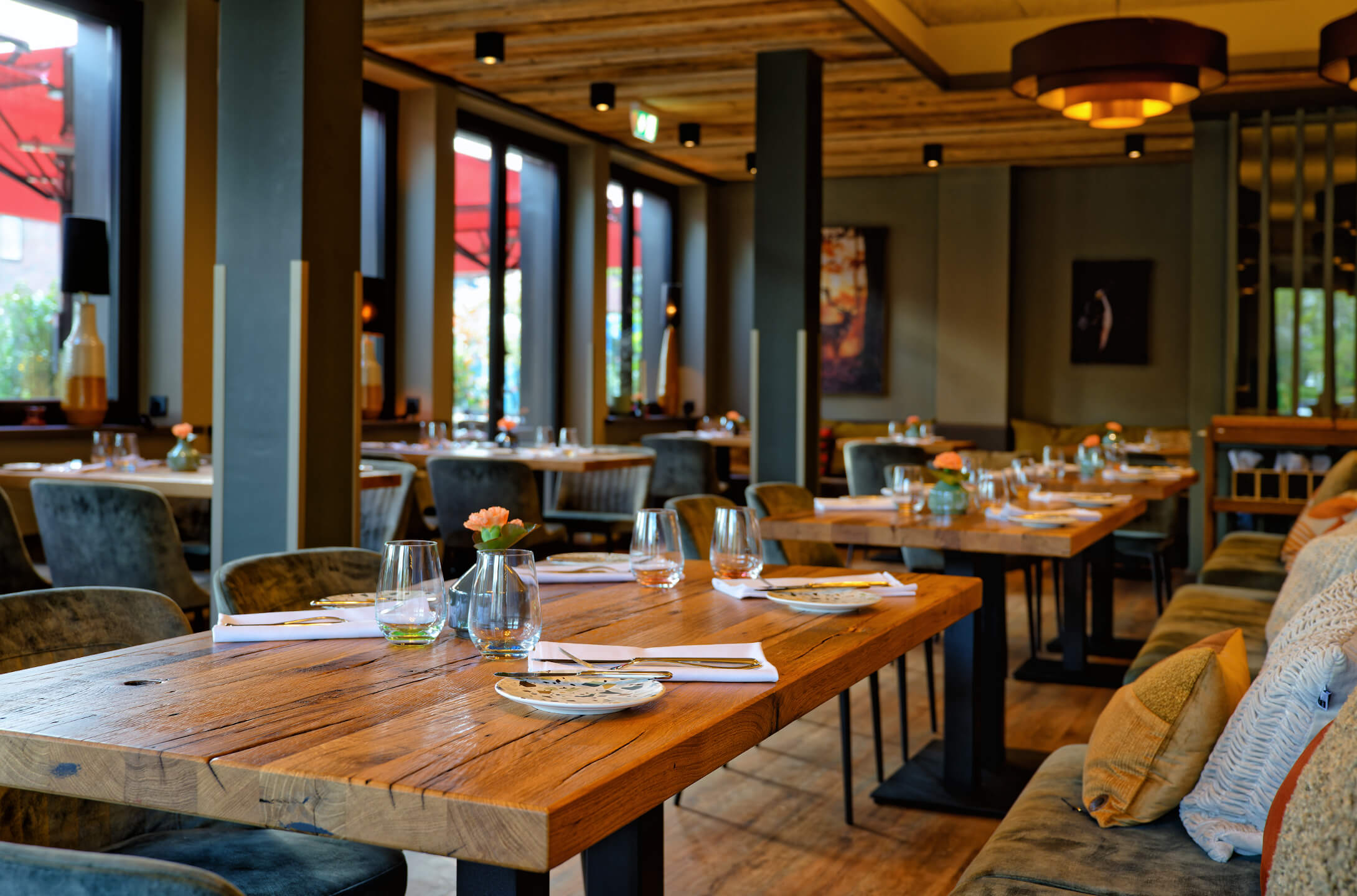 Seating options in the CHALET restaurant at the ATLANTIC Hotel Landgut Horn Bremen