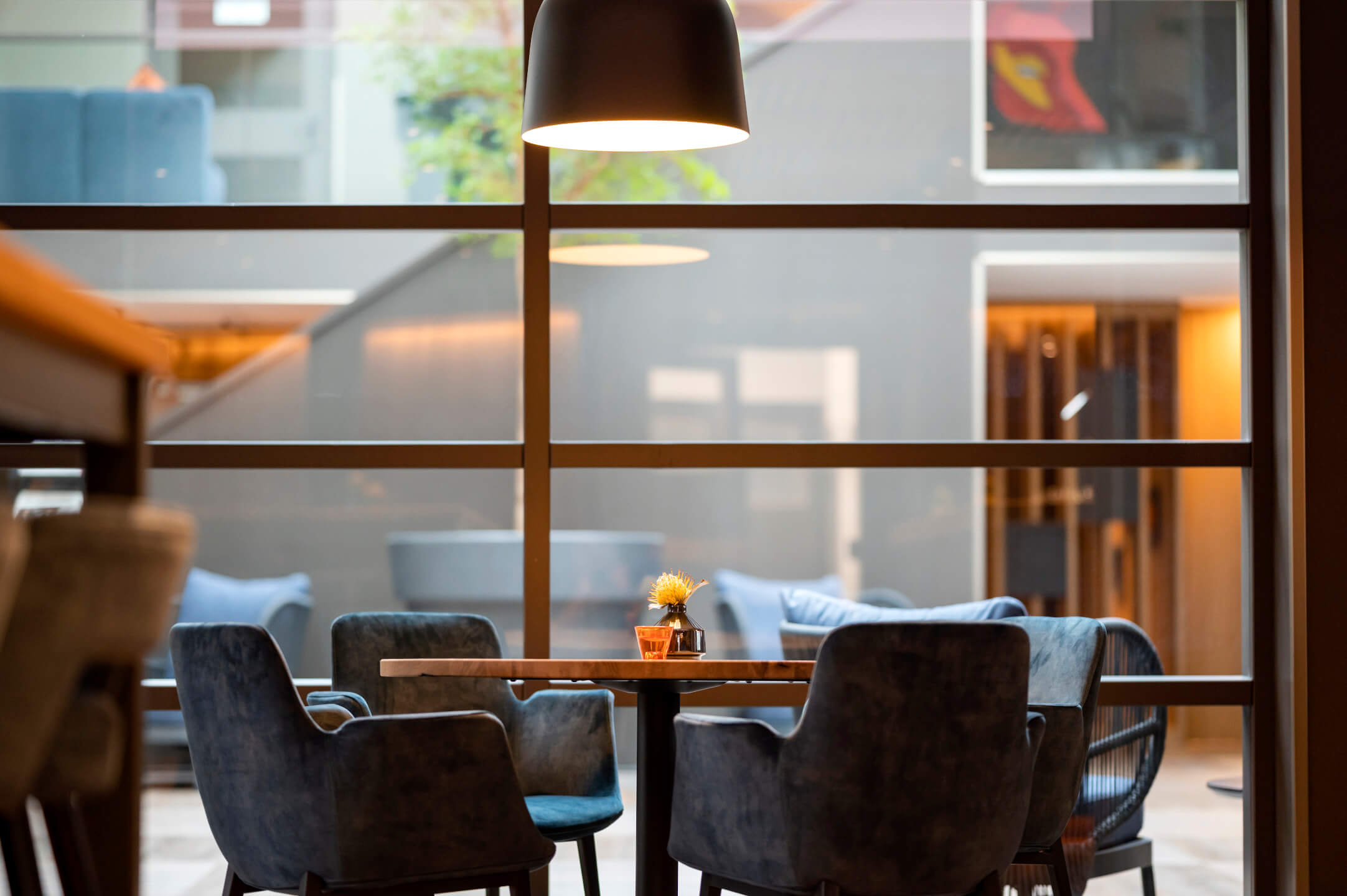 Round table with cosy chairs in the VICTORIAN restaurant at the ATLANTIC Hotel Landgut Horn