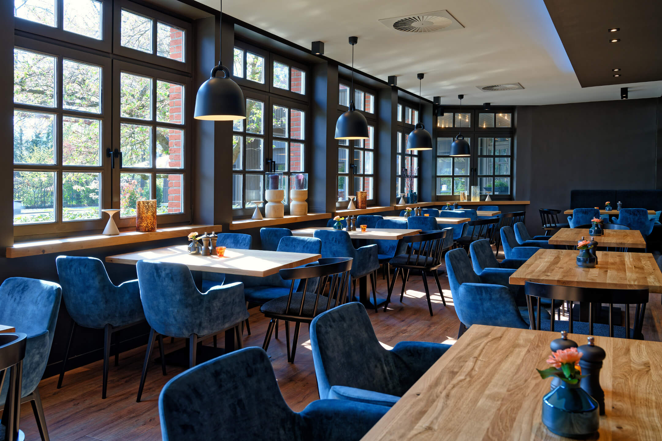 Restaurant VICTORIAN with blue chairs in the ATLANTIC Hotel Landgut Horn