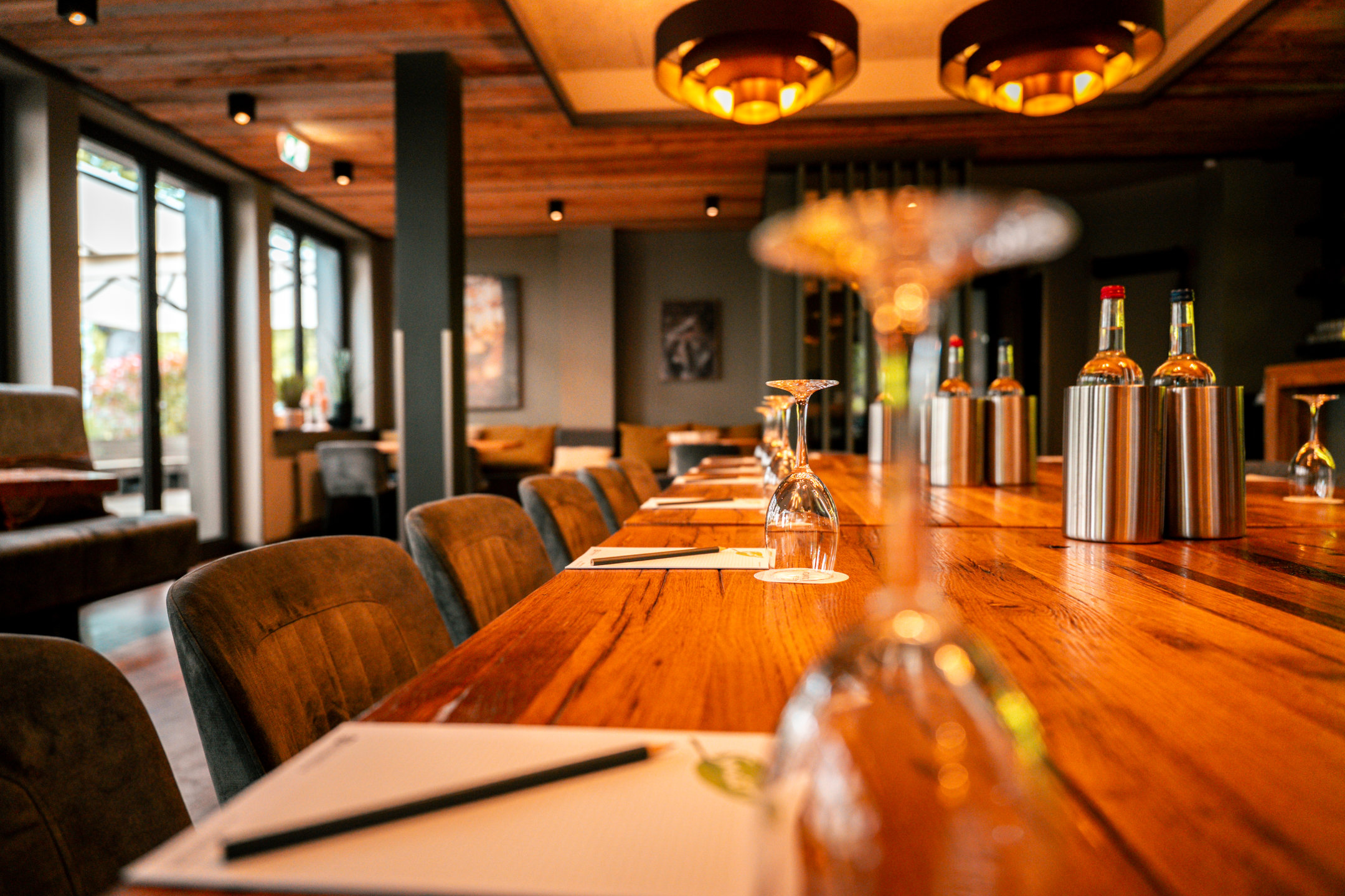 Gedeckter Tisch für Meetings in der CHALET Lounge.
