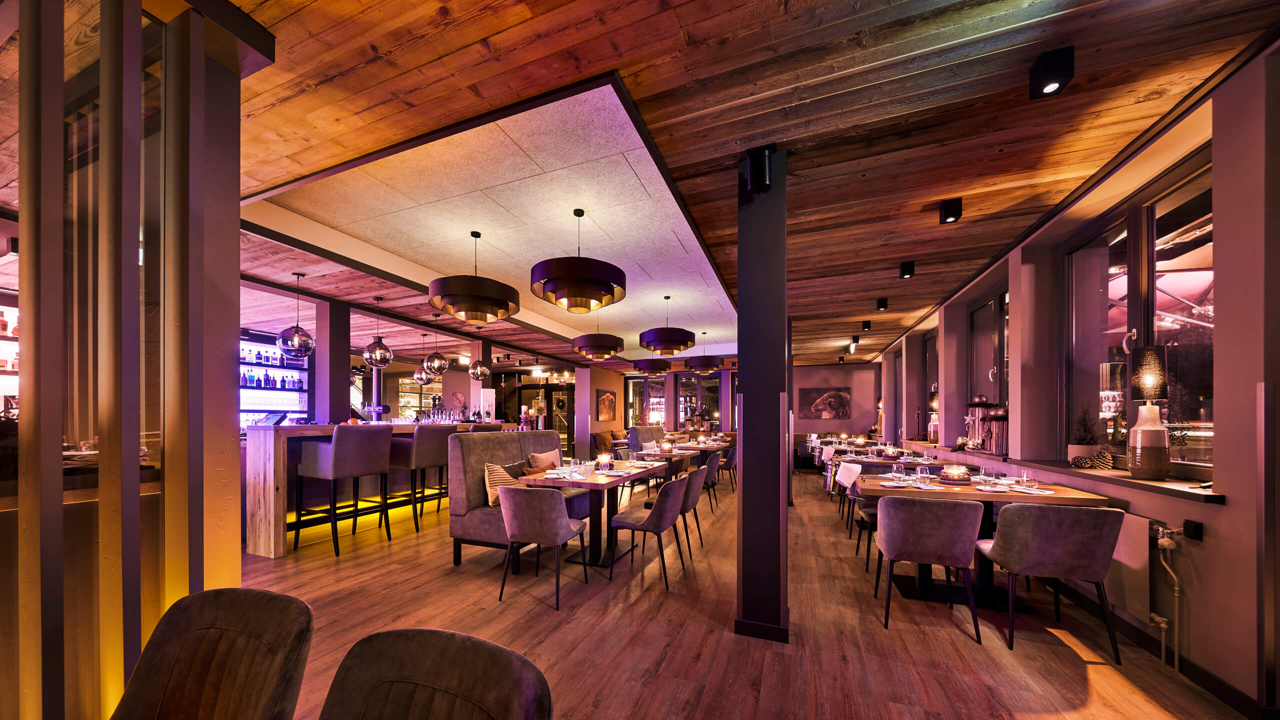  Restaurant Chalet in the ATLANTIC Hotel Landgut Horn Bremen | View of the interior, right window front, left bar