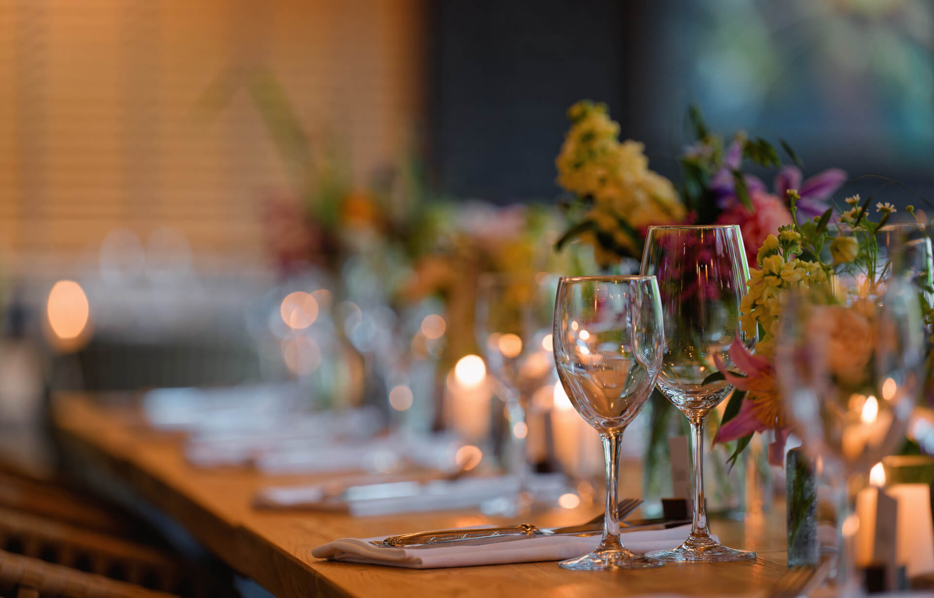 [Translate to English:] Veranstaltungsraum Wintergarten mit gedecEvent room Winter Garden with laid table at the ATLANTIC Hotel Landgut Hornktem Tisch im ATLANTIC Hotel Landgut Horn