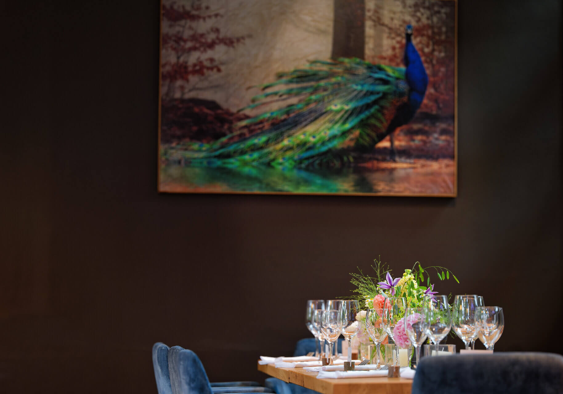 Das Bild von einem Pfau im Restaurant VICTORIAN im ATLANTIC Hotel Landgut Horn