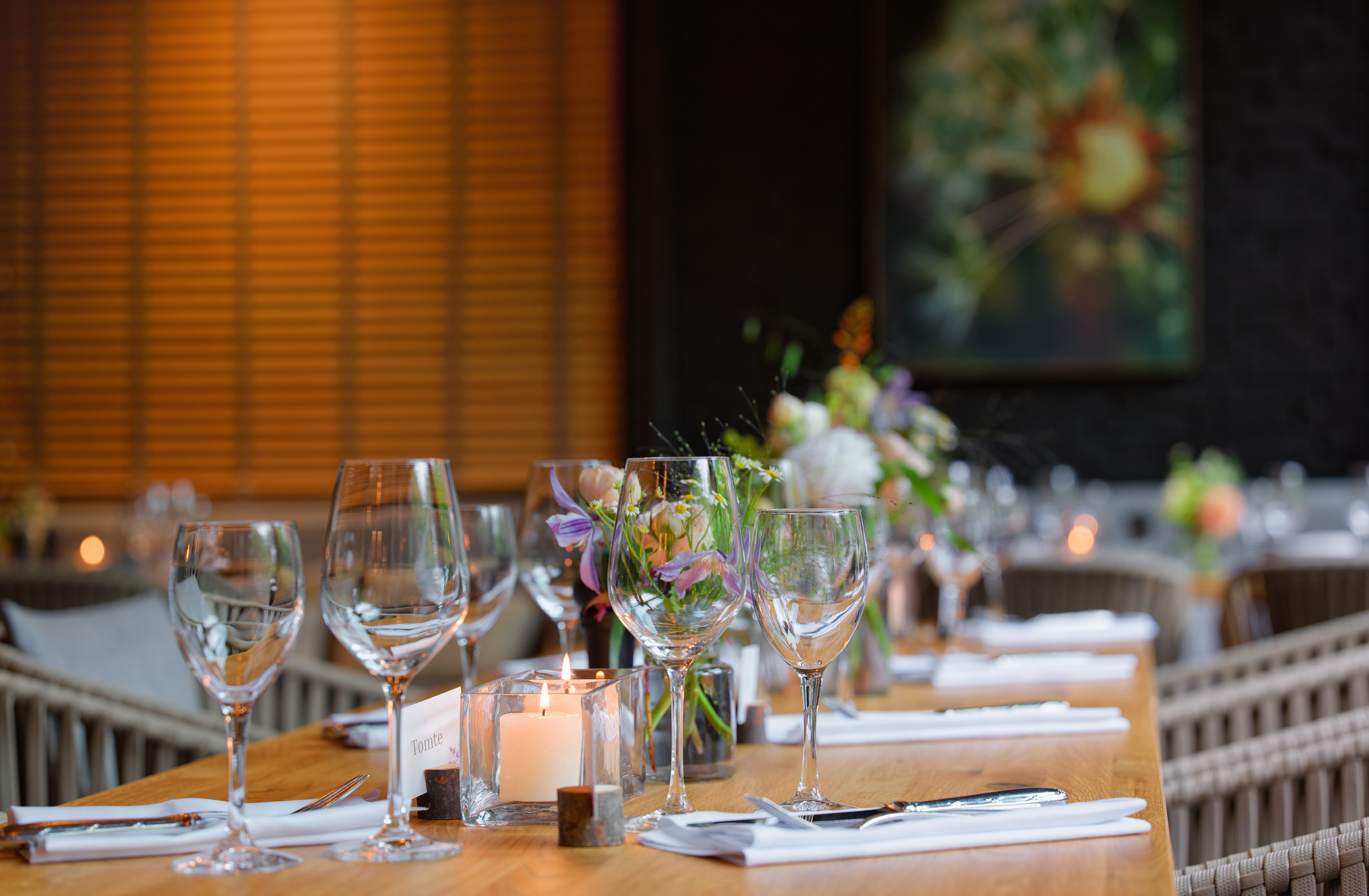 Nahaufnahme von Wein- und Wassergläsern im festlich geschmückten Wintergarten